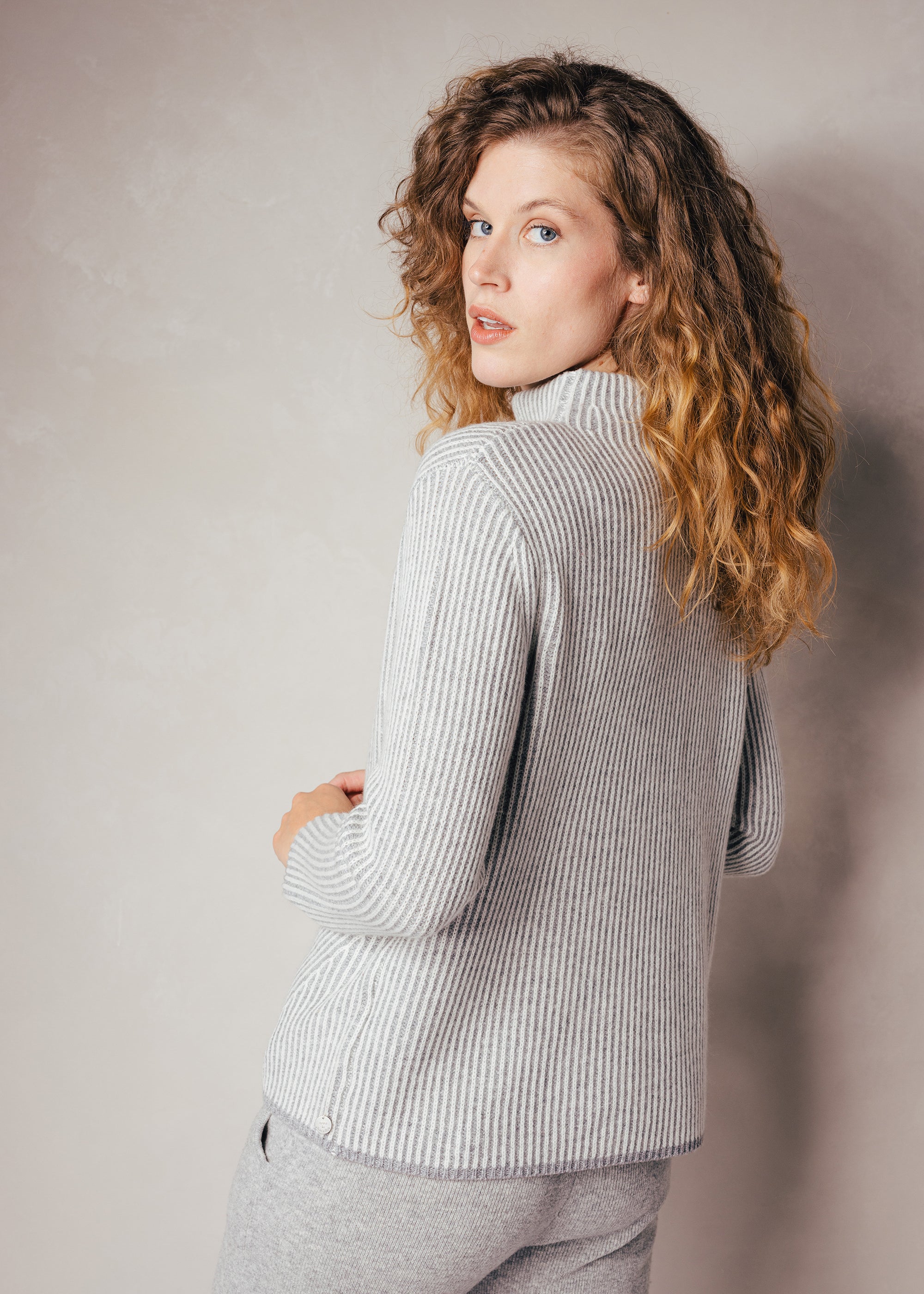 Pullover mit Stehkragen aus reiner Wolle