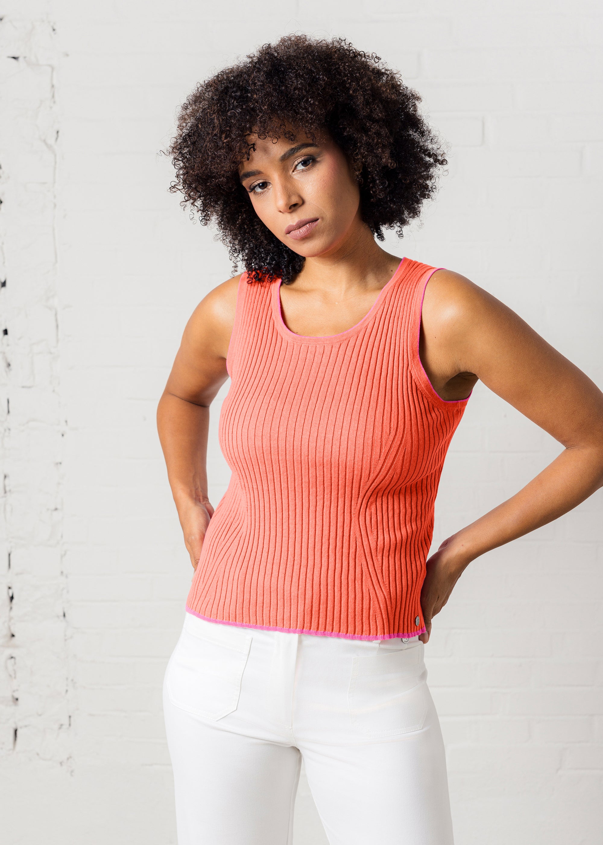 Top with contrasts made of organic cotton