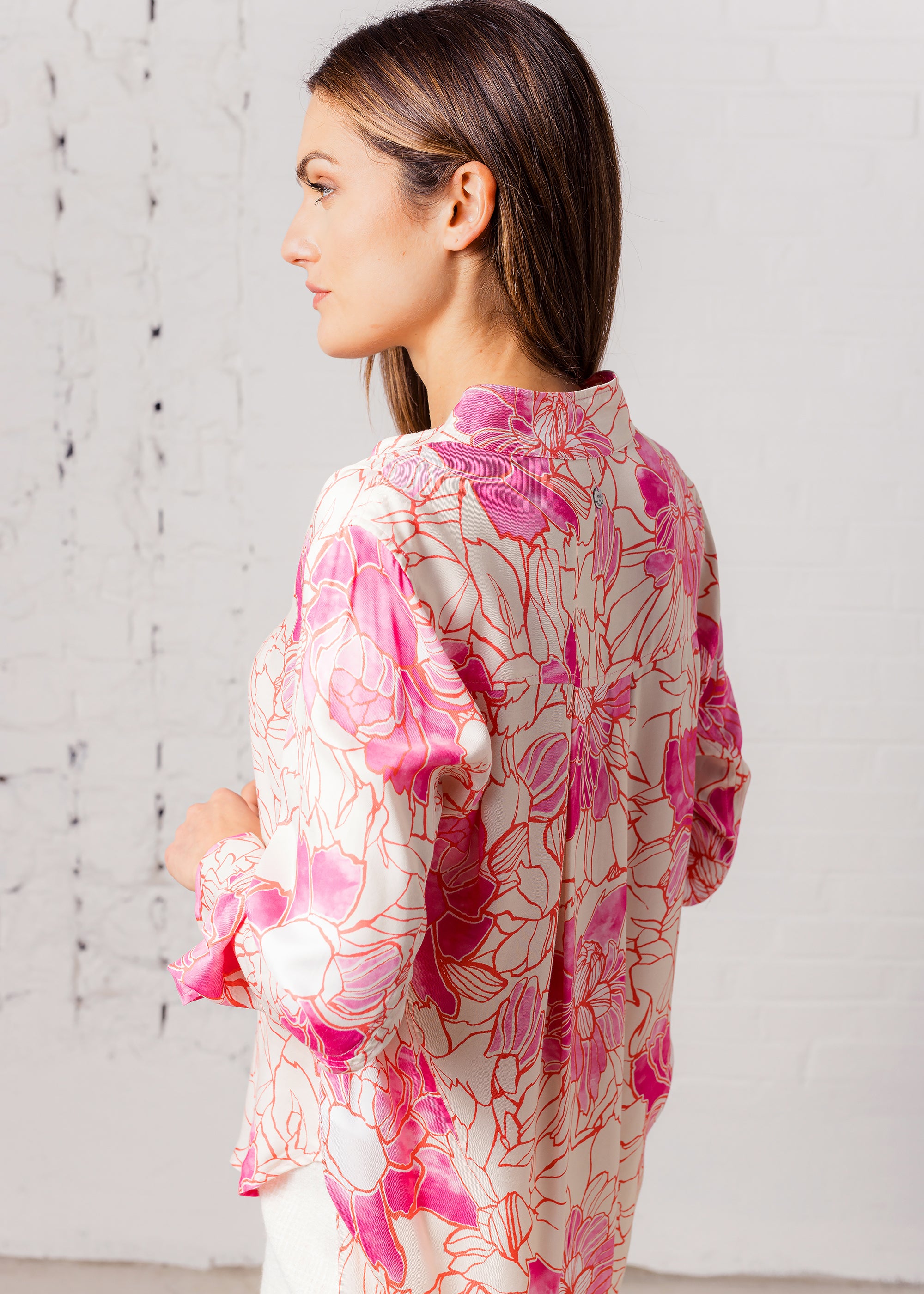 Blouse with stand-up collar in floral pattern made of viscose
