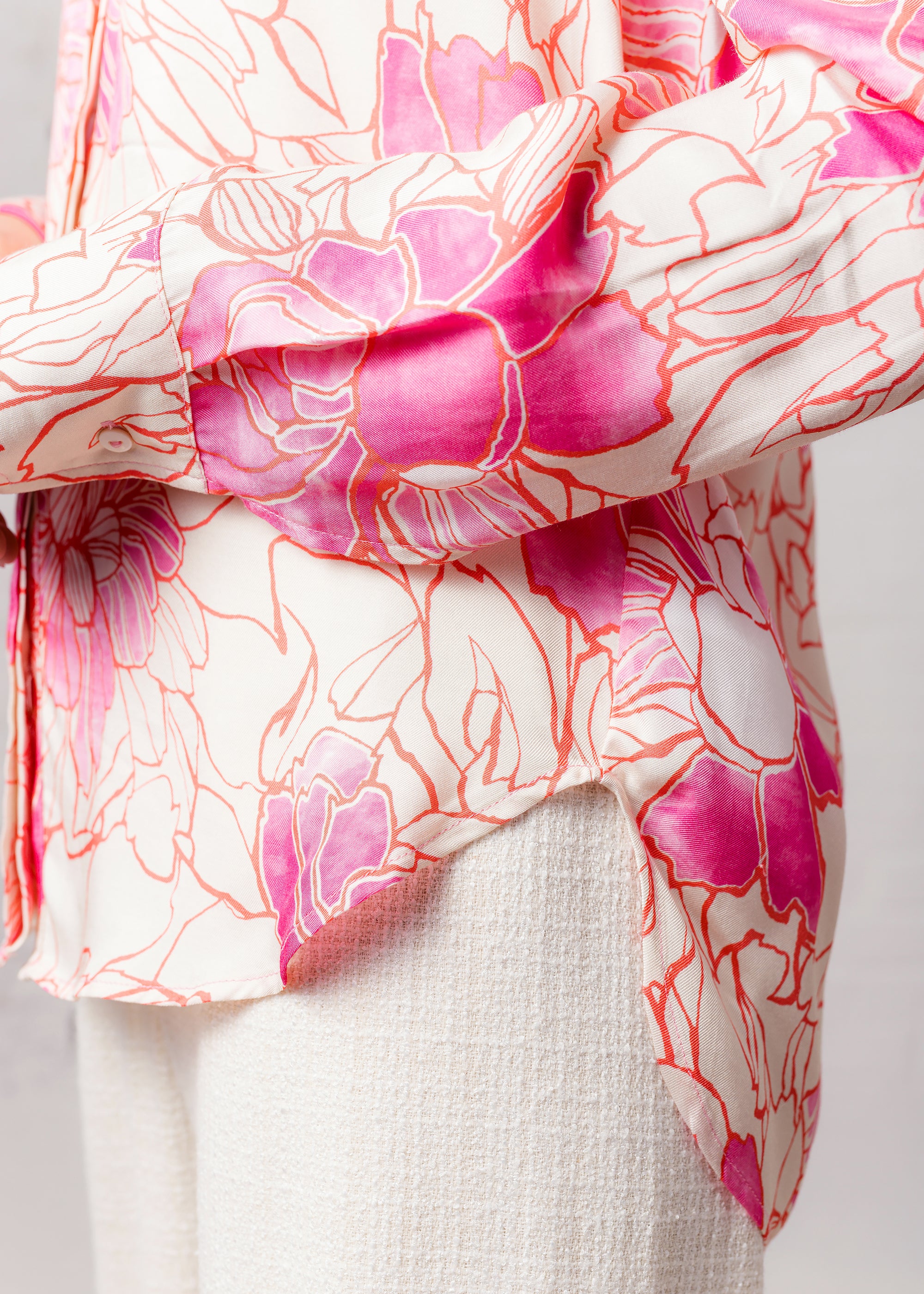 Blouse with stand-up collar in floral pattern made of viscose