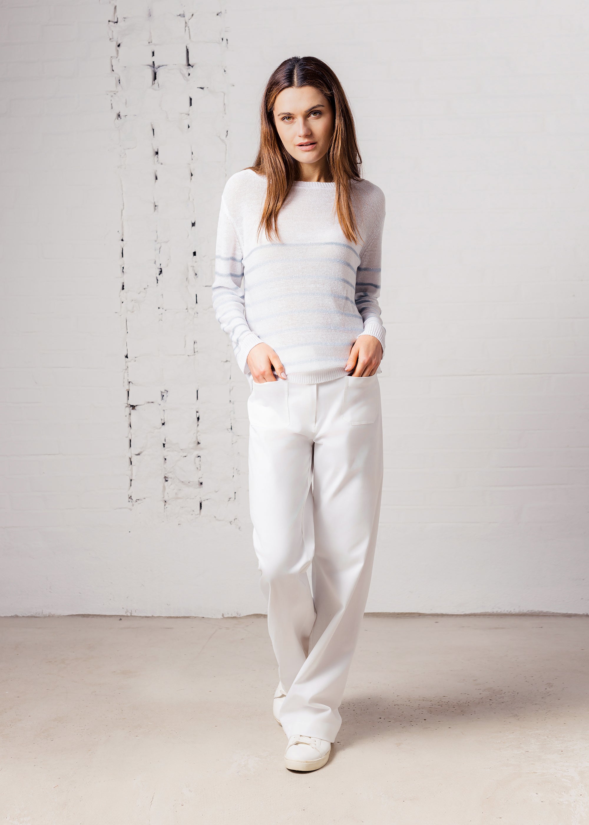 Round neck sweater with striped pattern made of pure linen