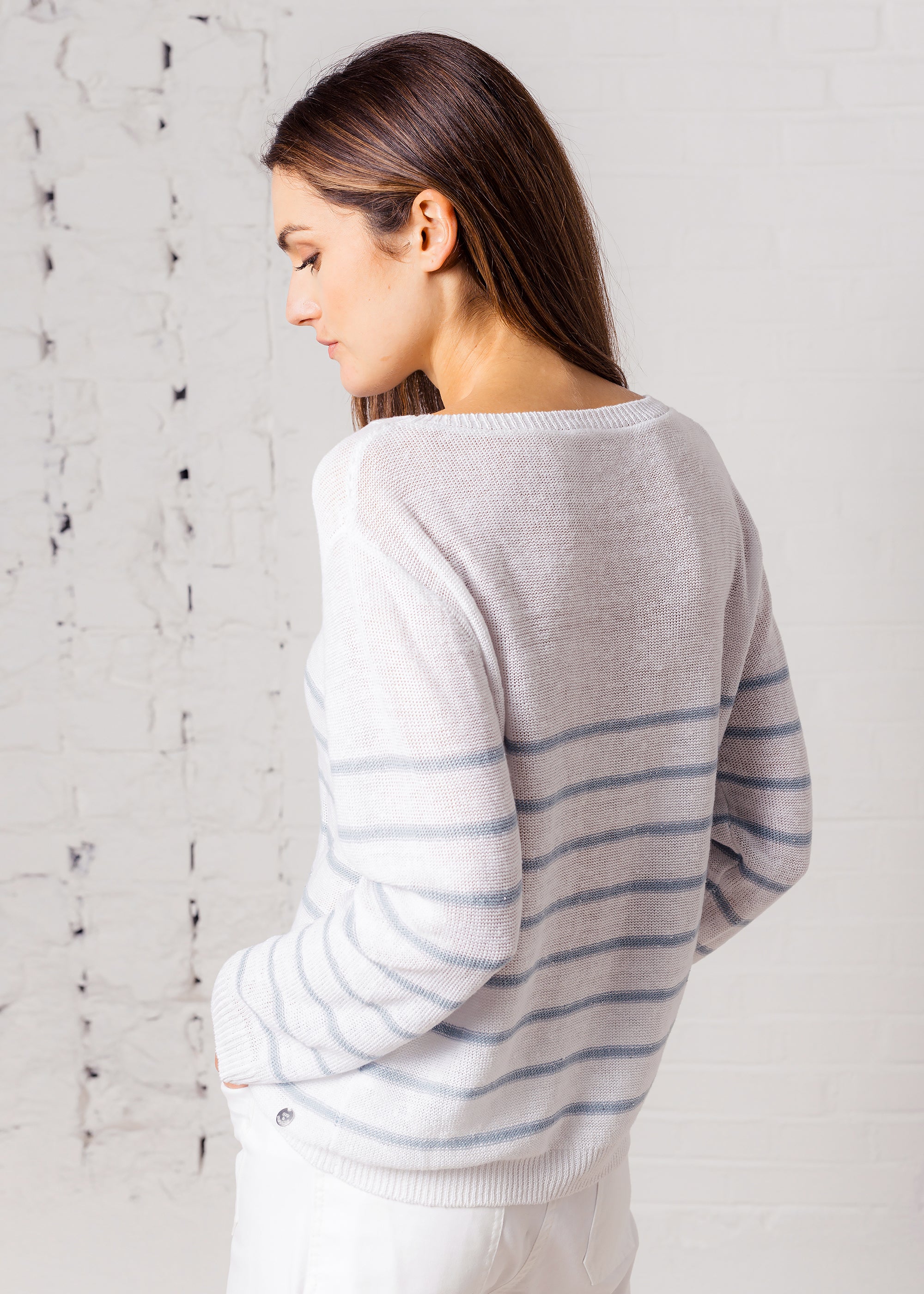 Round neck sweater with striped pattern made of pure linen