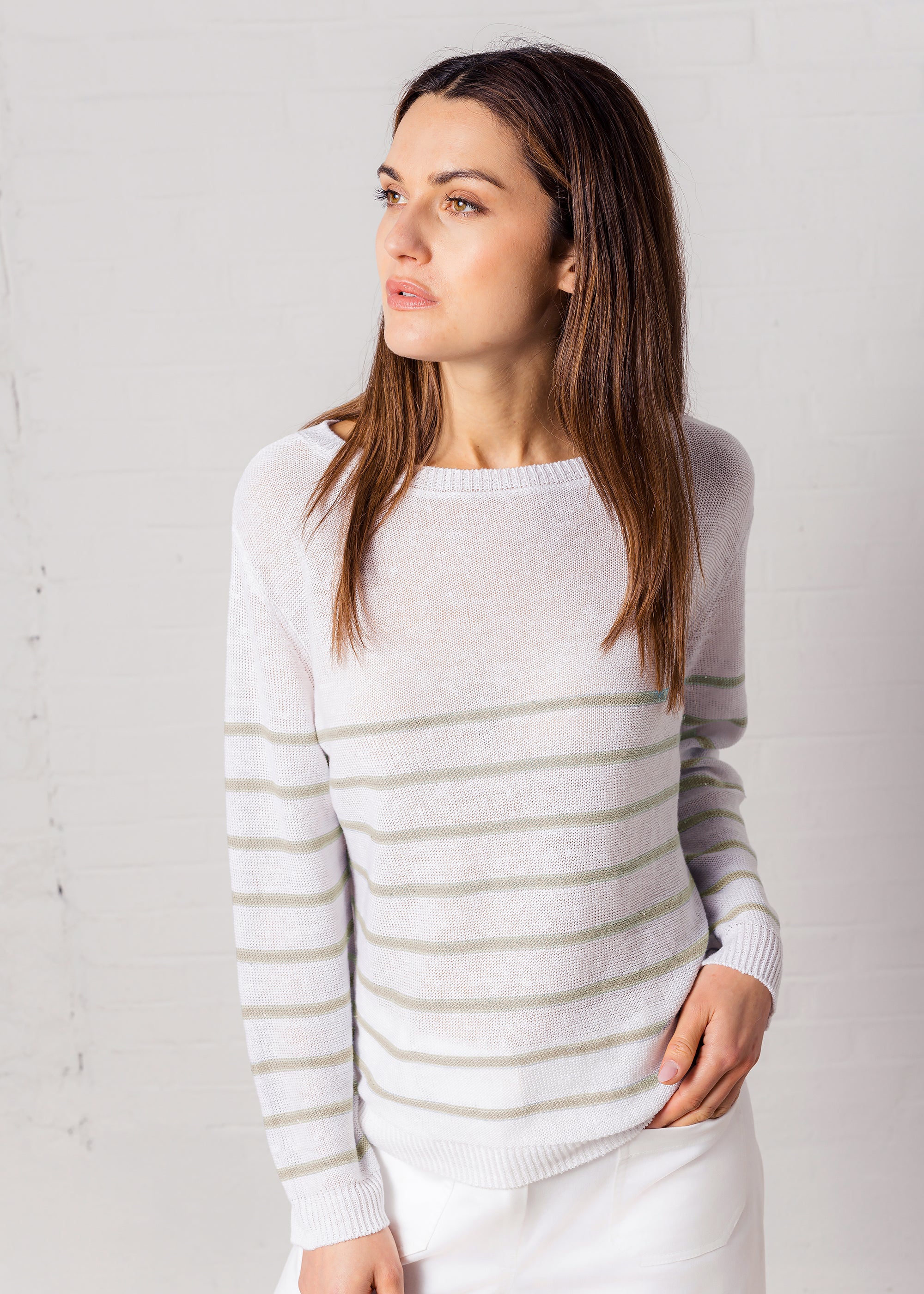 Round neck sweater with striped pattern made of pure linen