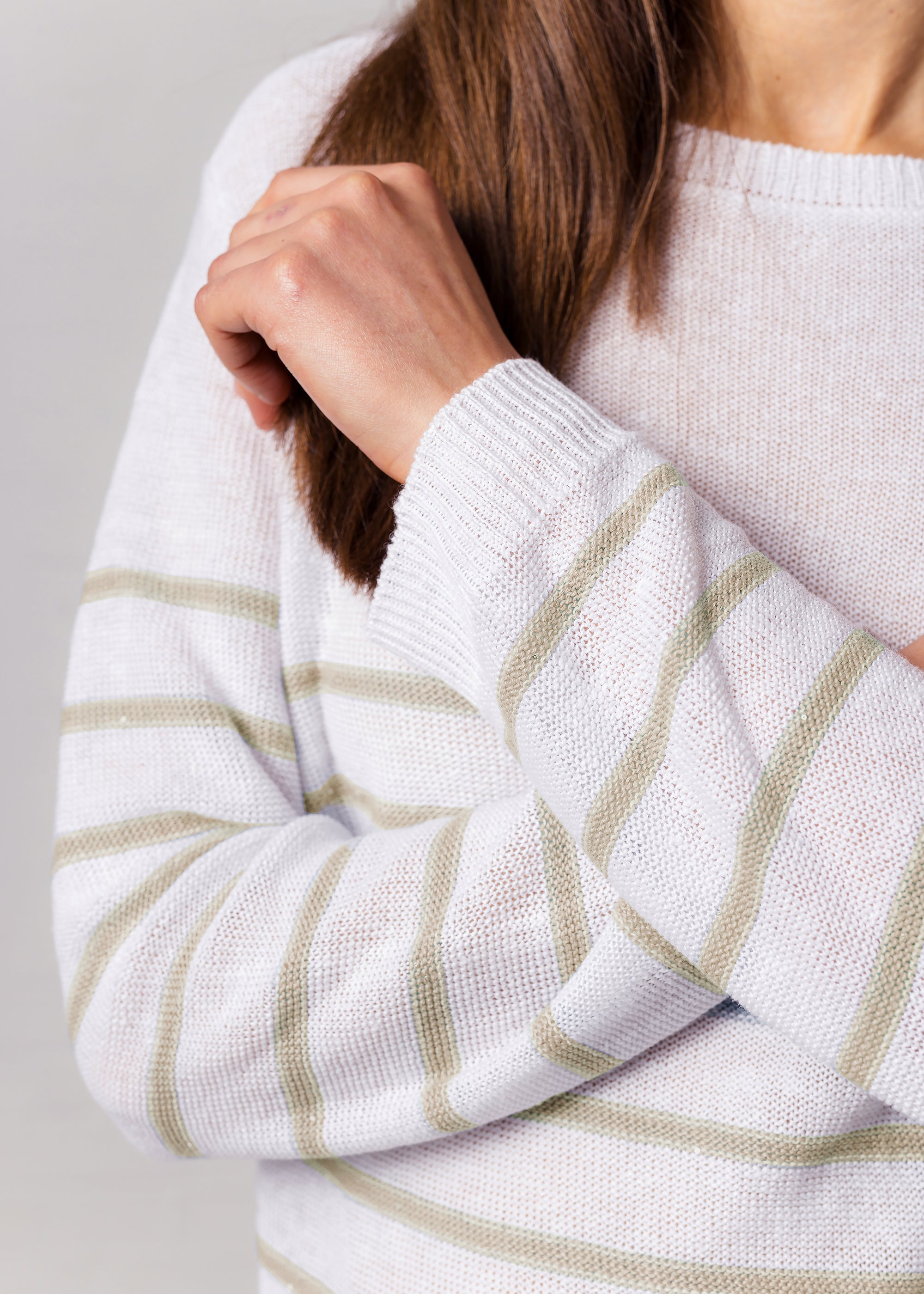 Round neck sweater with striped pattern made of pure linen