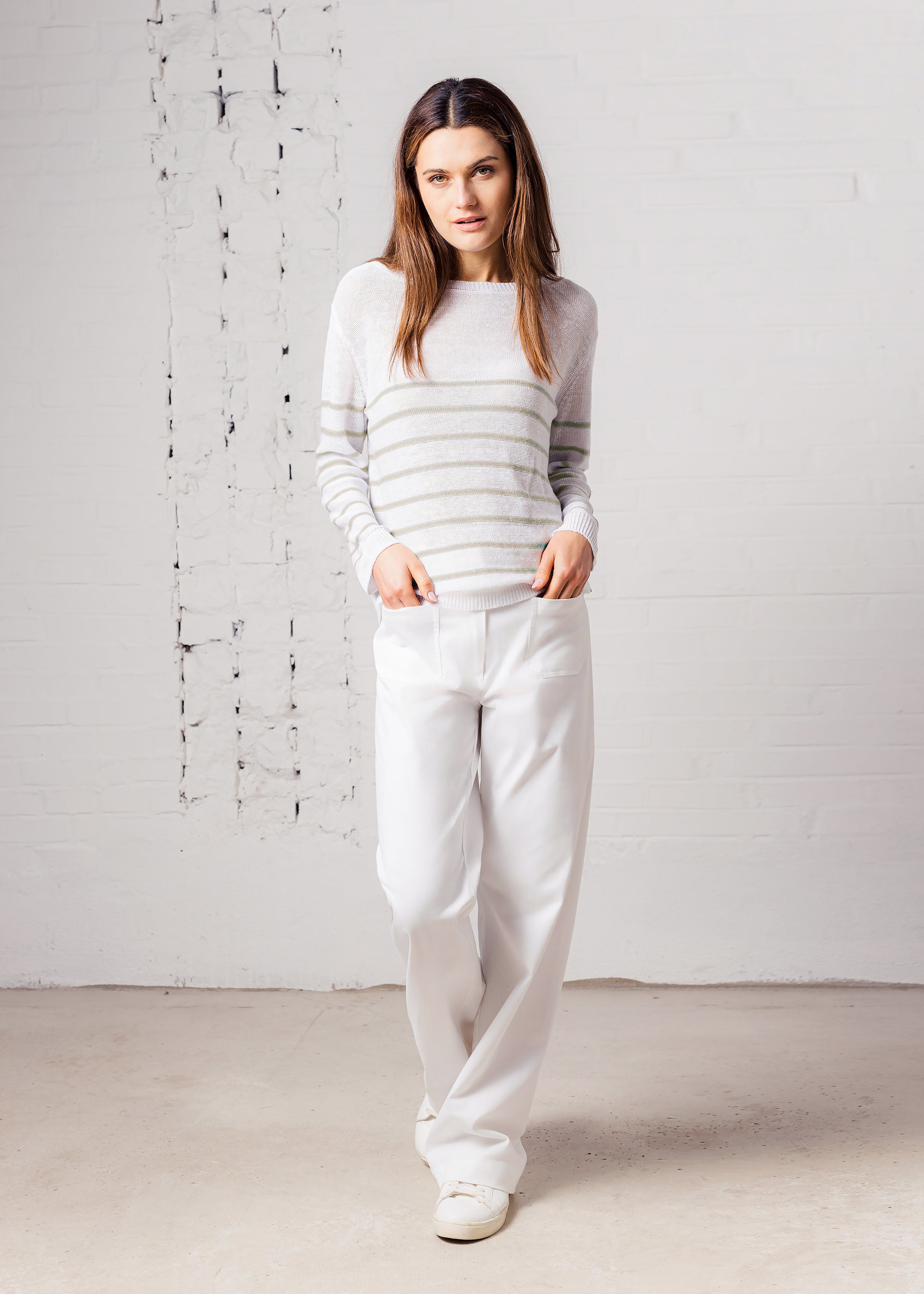 Round neck sweater with striped pattern made of pure linen