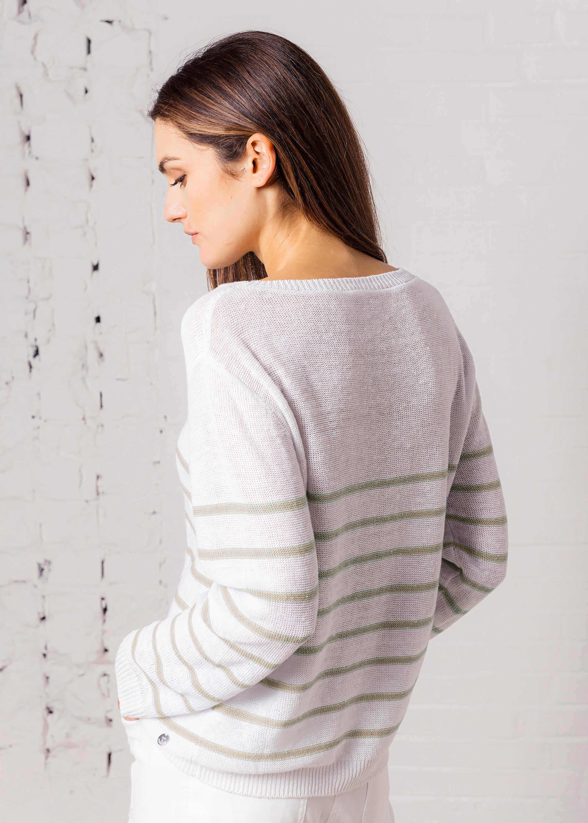 Round neck sweater with striped pattern made of pure linen