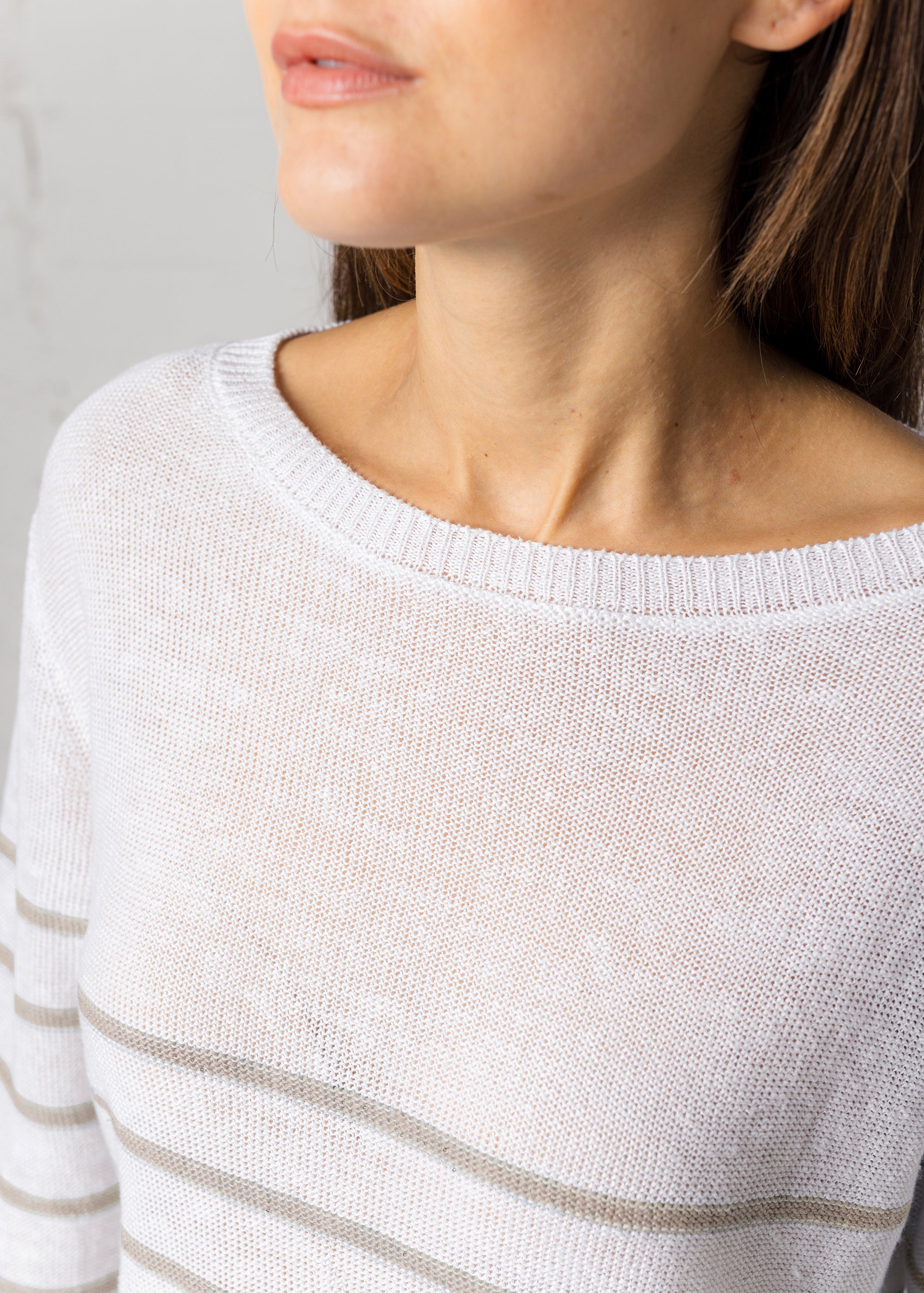 Round neck sweater with striped pattern made of pure linen