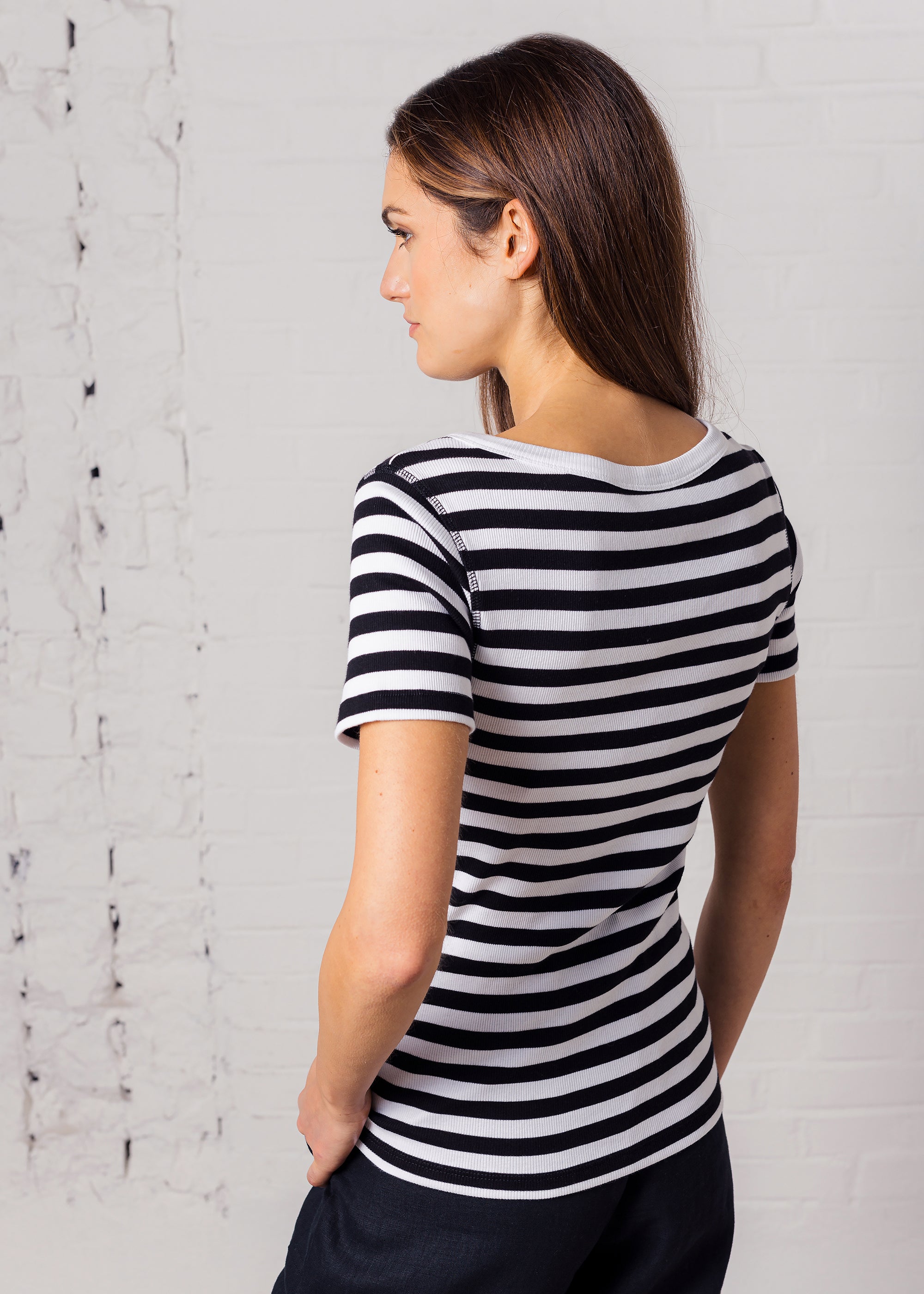 Schwarz-Weiß gestreiftes Rib-Shirt aus Baumwolle
