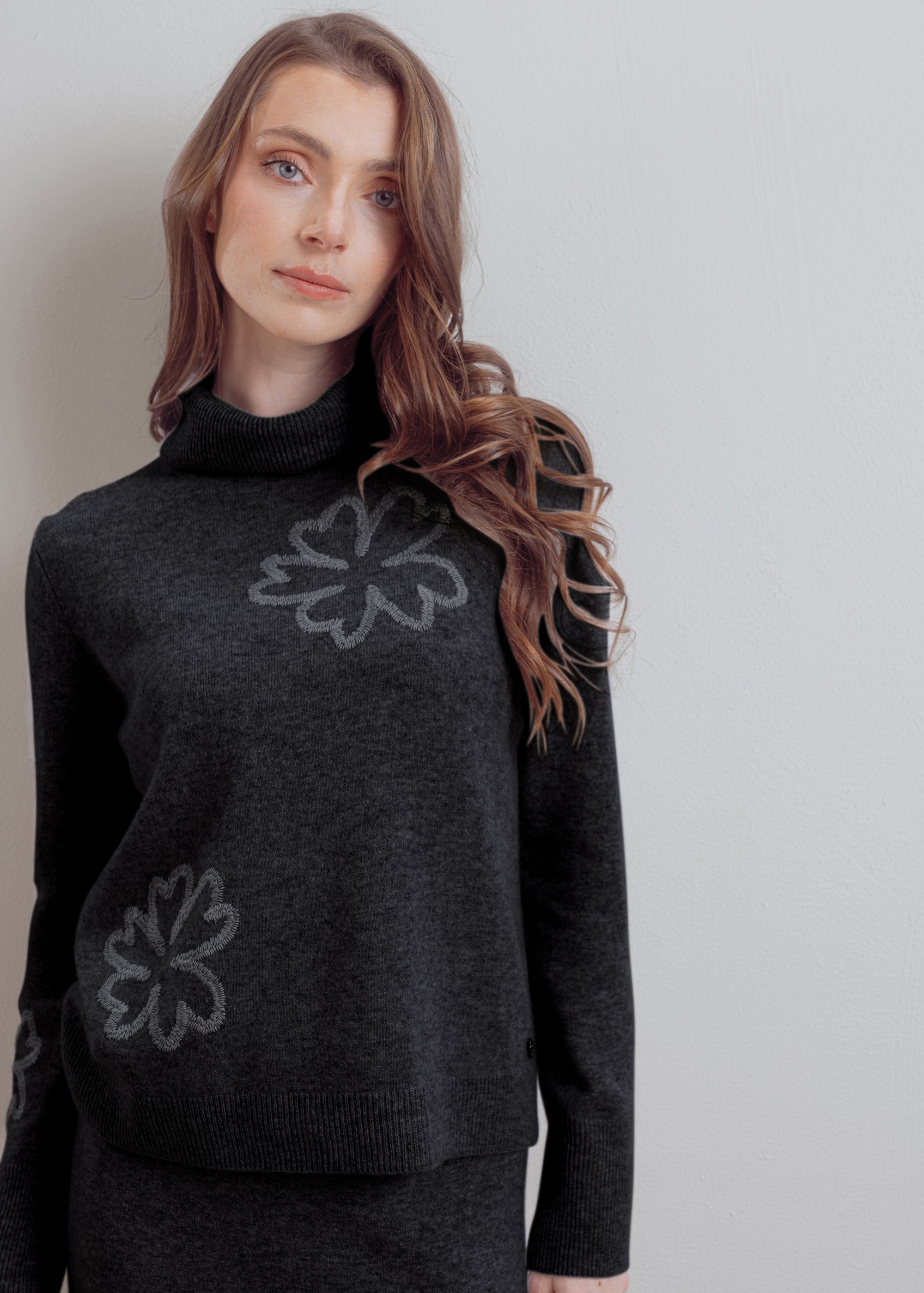 Rollkragenpullover aus reiner Wolle mit floraler Stickerei