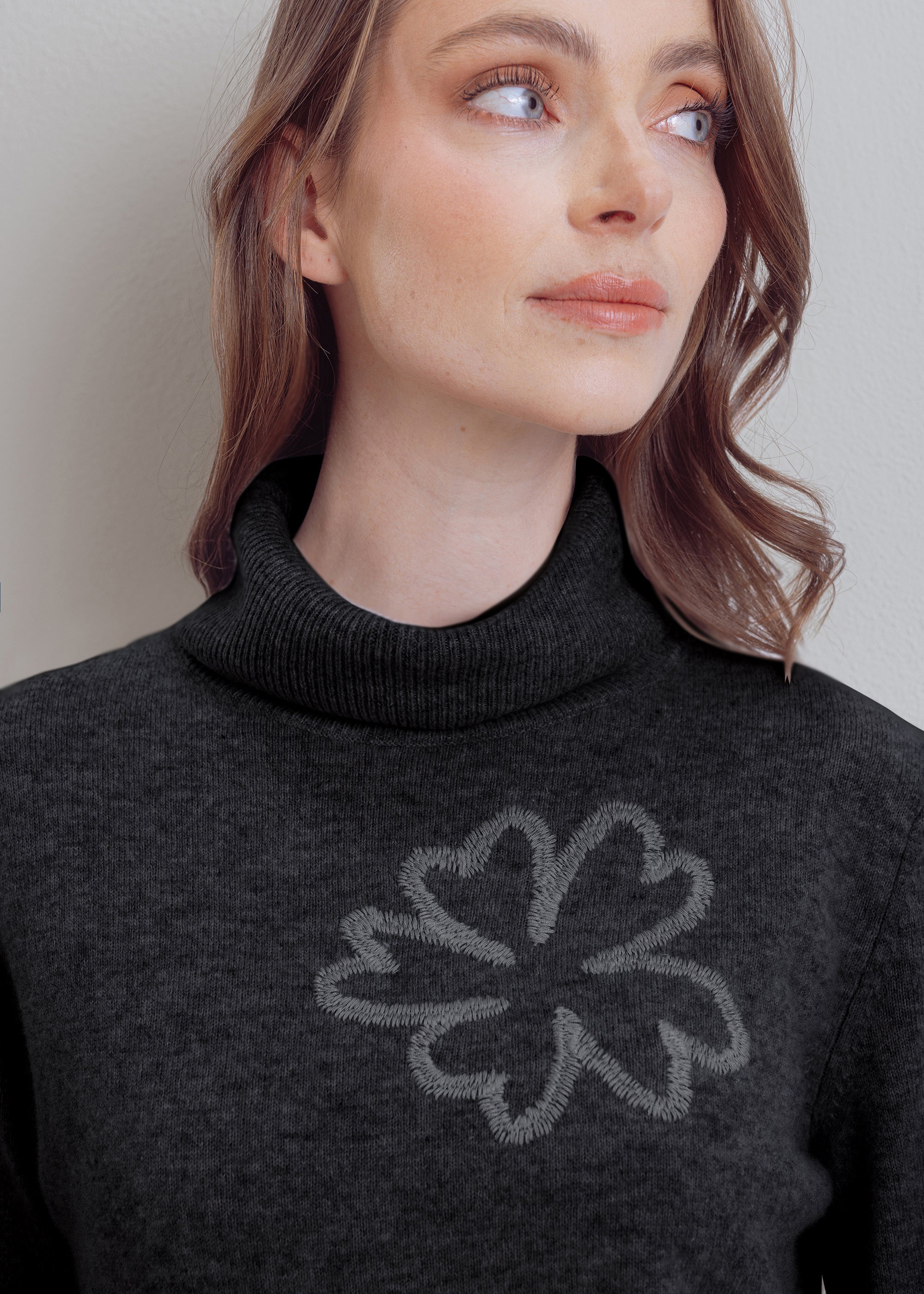 Rollkragenpullover aus reiner Wolle mit floraler Stickerei
