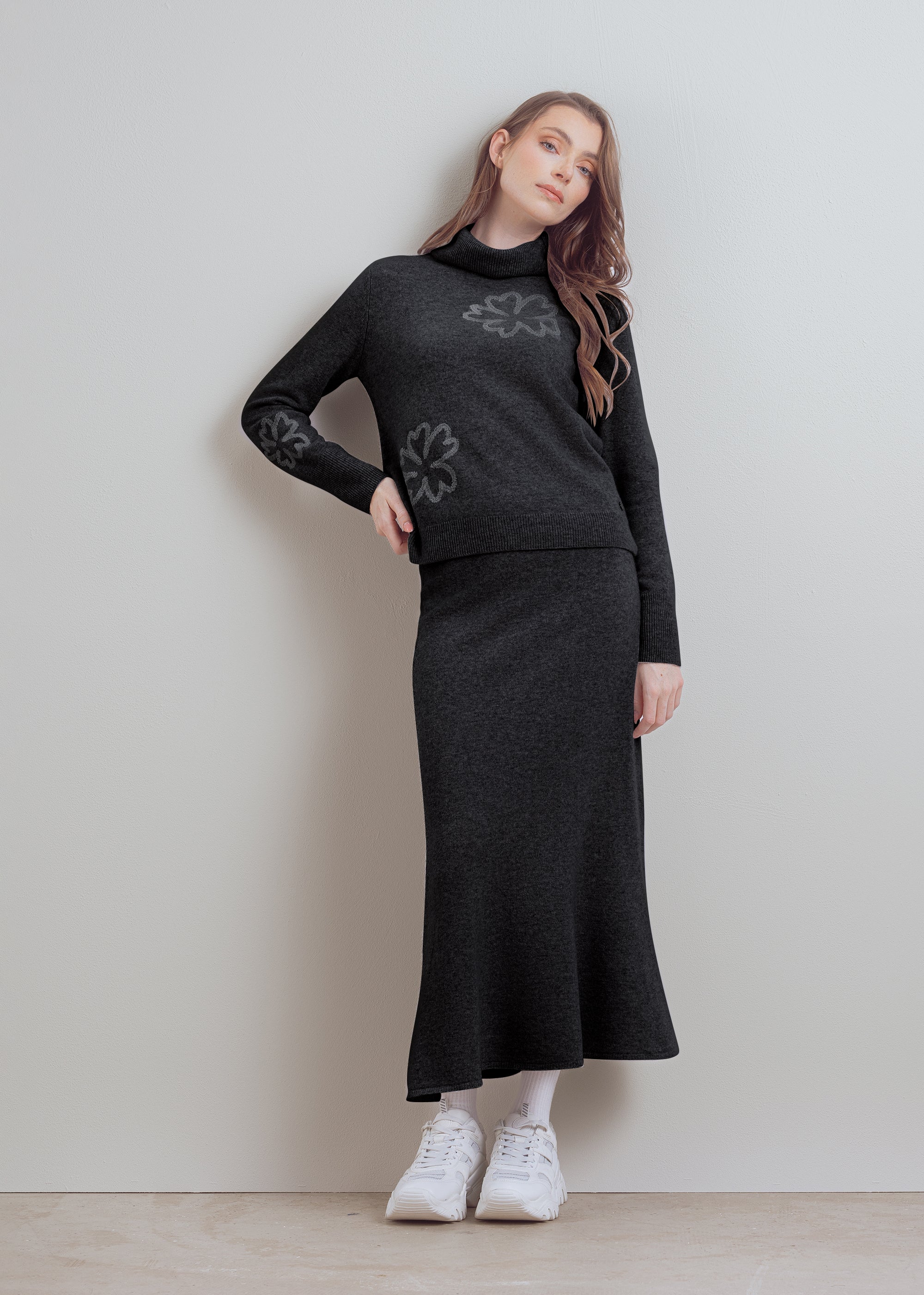 Rollkragenpullover aus reiner Wolle mit floraler Stickerei