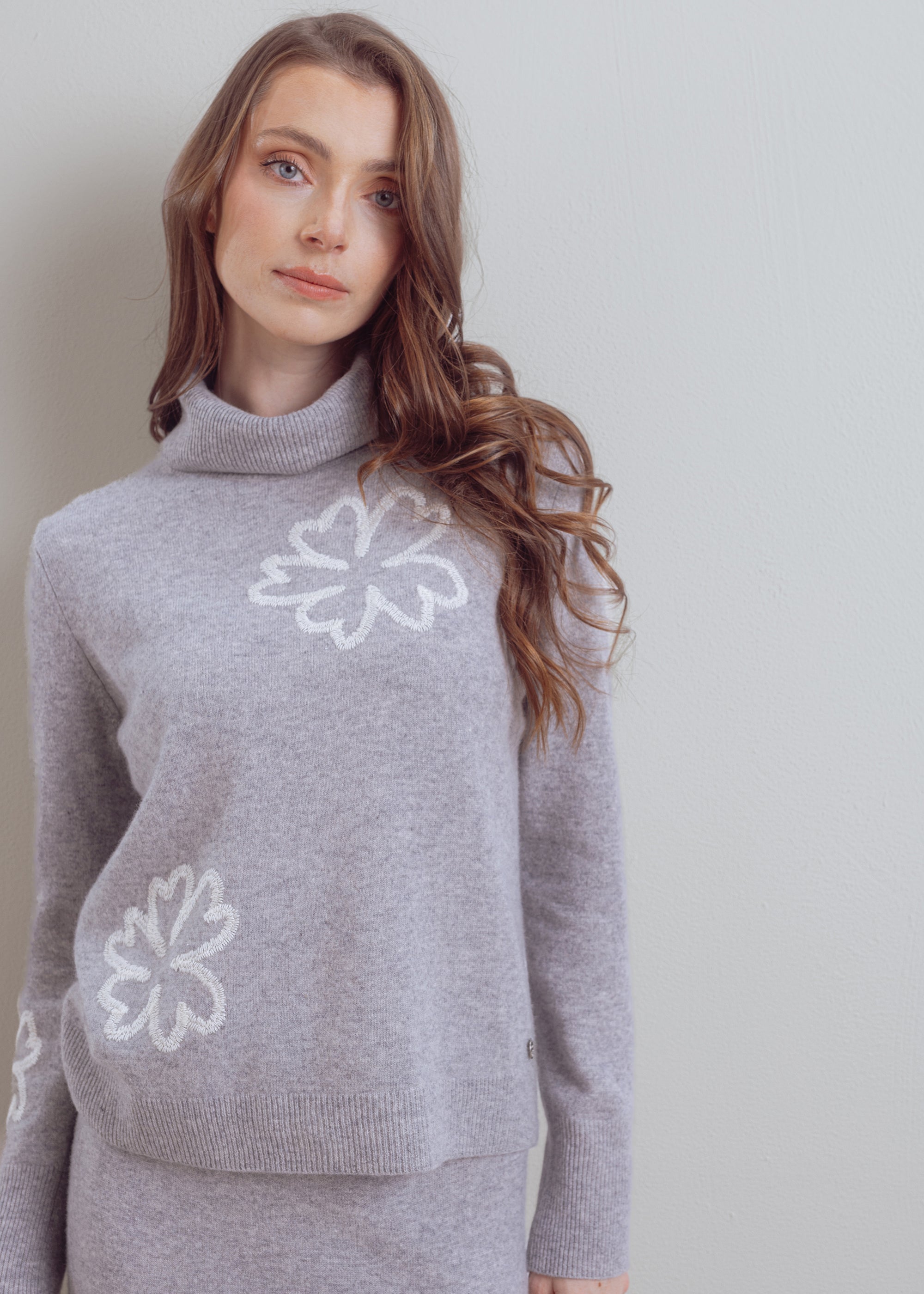 Rollkragenpullover aus reiner Wolle mit floraler Stickerei