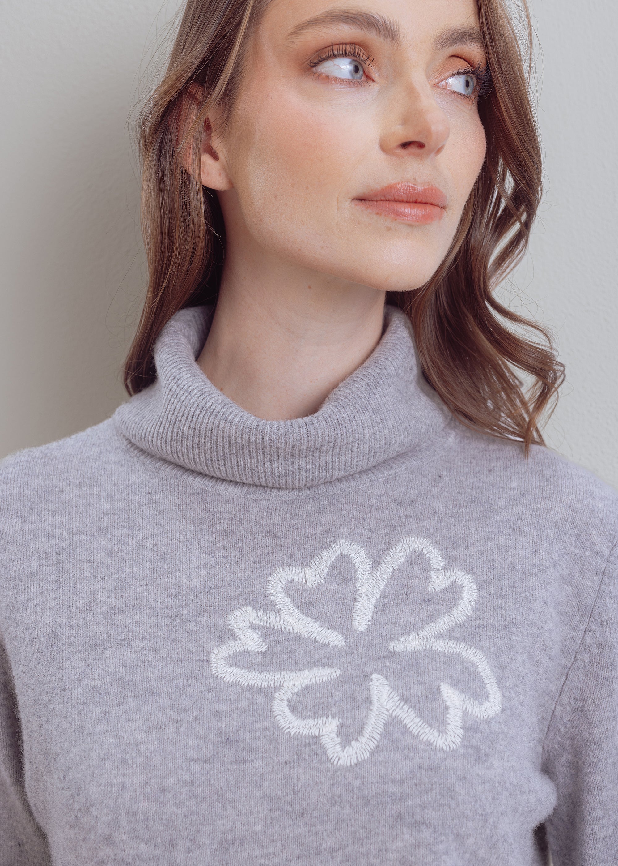 Rollkragenpullover aus reiner Wolle mit floraler Stickerei