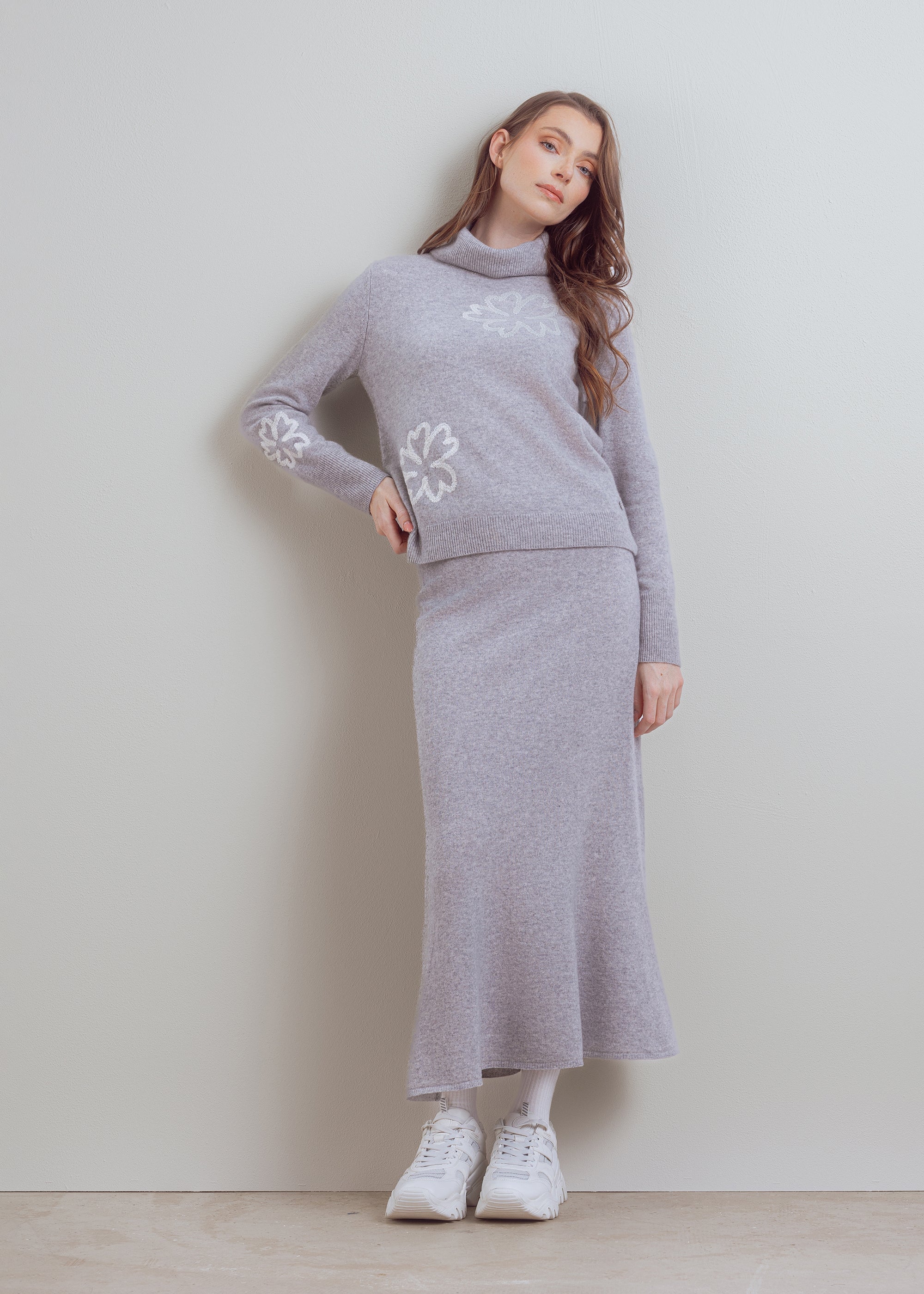 Rollkragenpullover aus reiner Wolle mit floraler Stickerei
