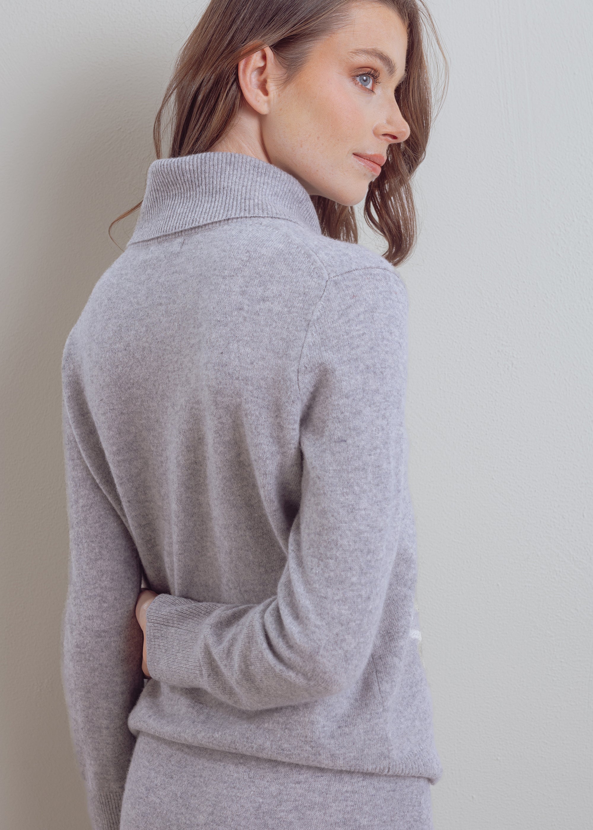 Rollkragenpullover aus reiner Wolle mit floraler Stickerei