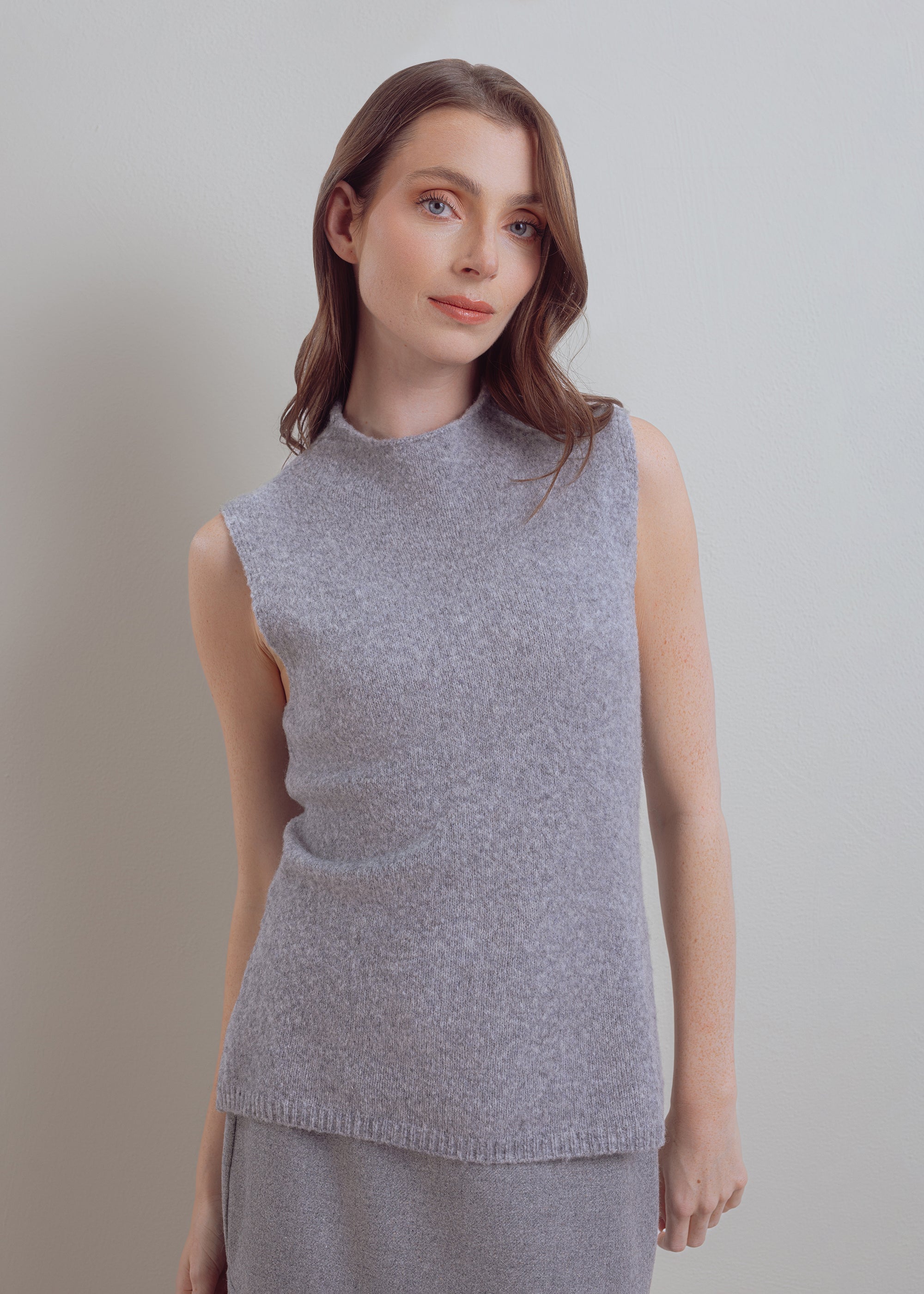 Sleeveless stand-up collar sweater made of wool-yak mix
