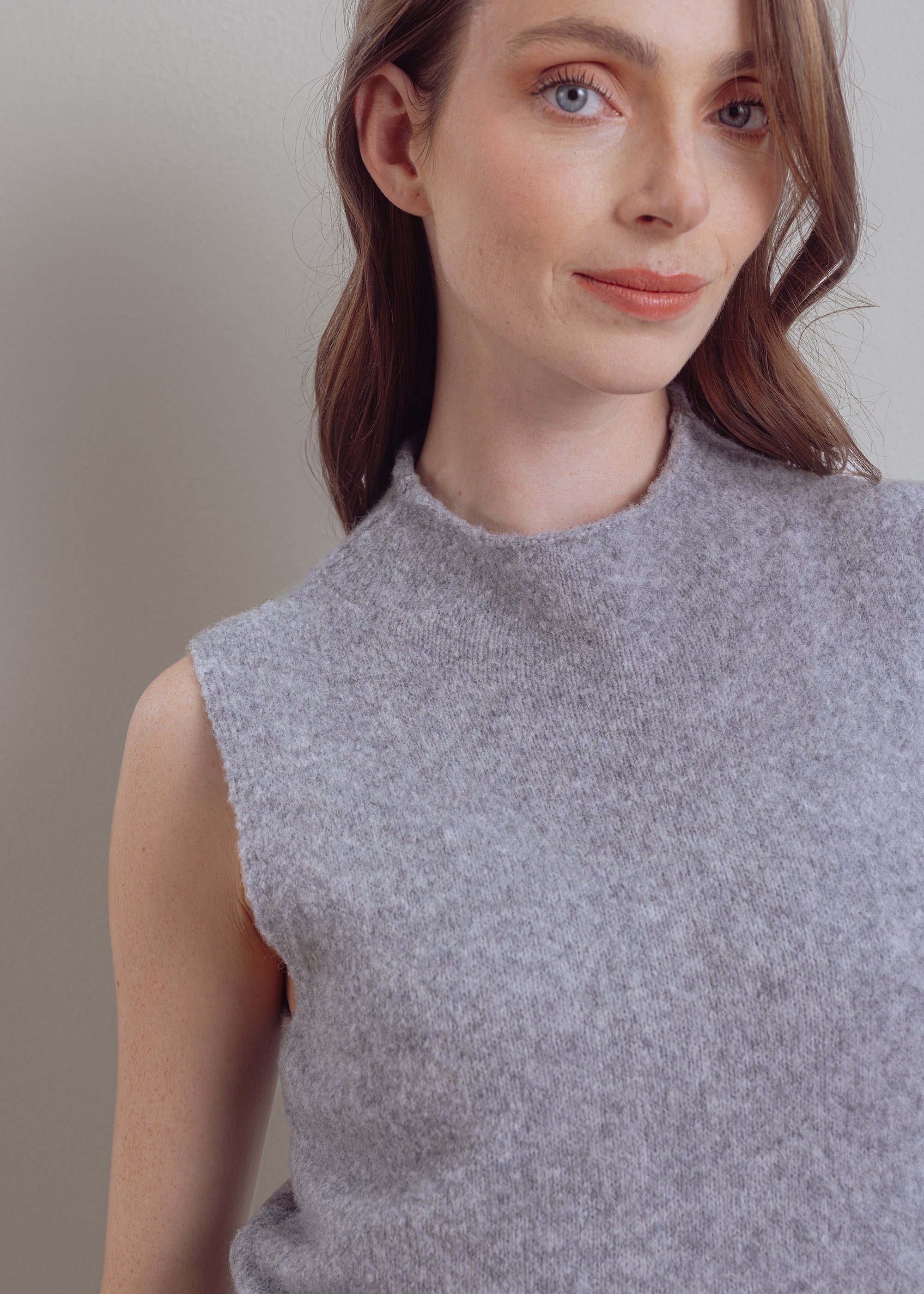 Sleeveless stand-up collar sweater made of wool-yak mix