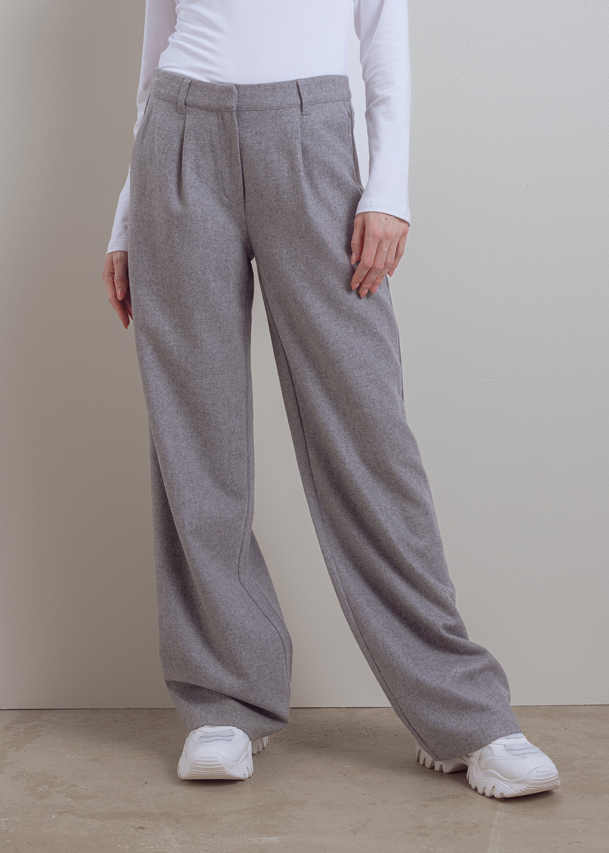 Weit geschnittene Bundfaltenhose aus Wolle-Viskose-Mix