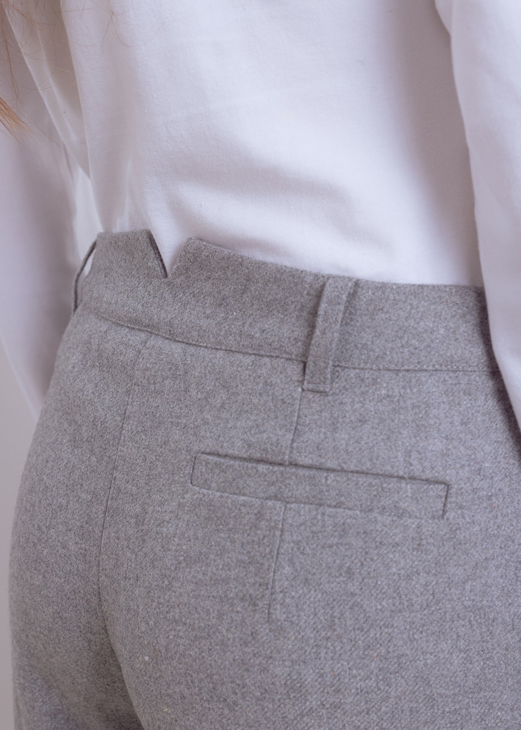 Weit geschnittene Bundfaltenhose aus Wolle-Viskose-Mix