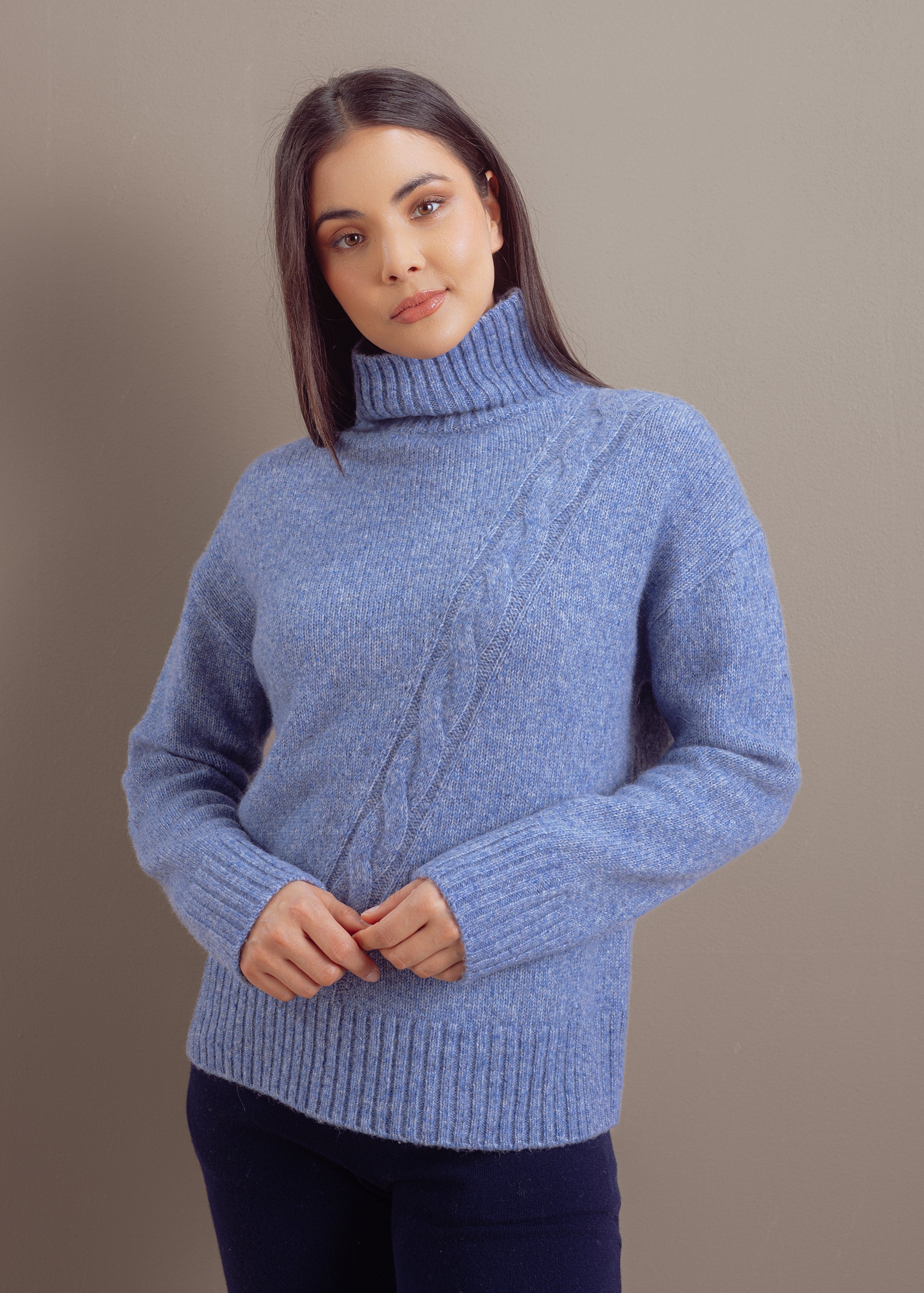 Zopfmuster-Pullover mit Rollkragen aus Wolle-Baumwoll-Mix