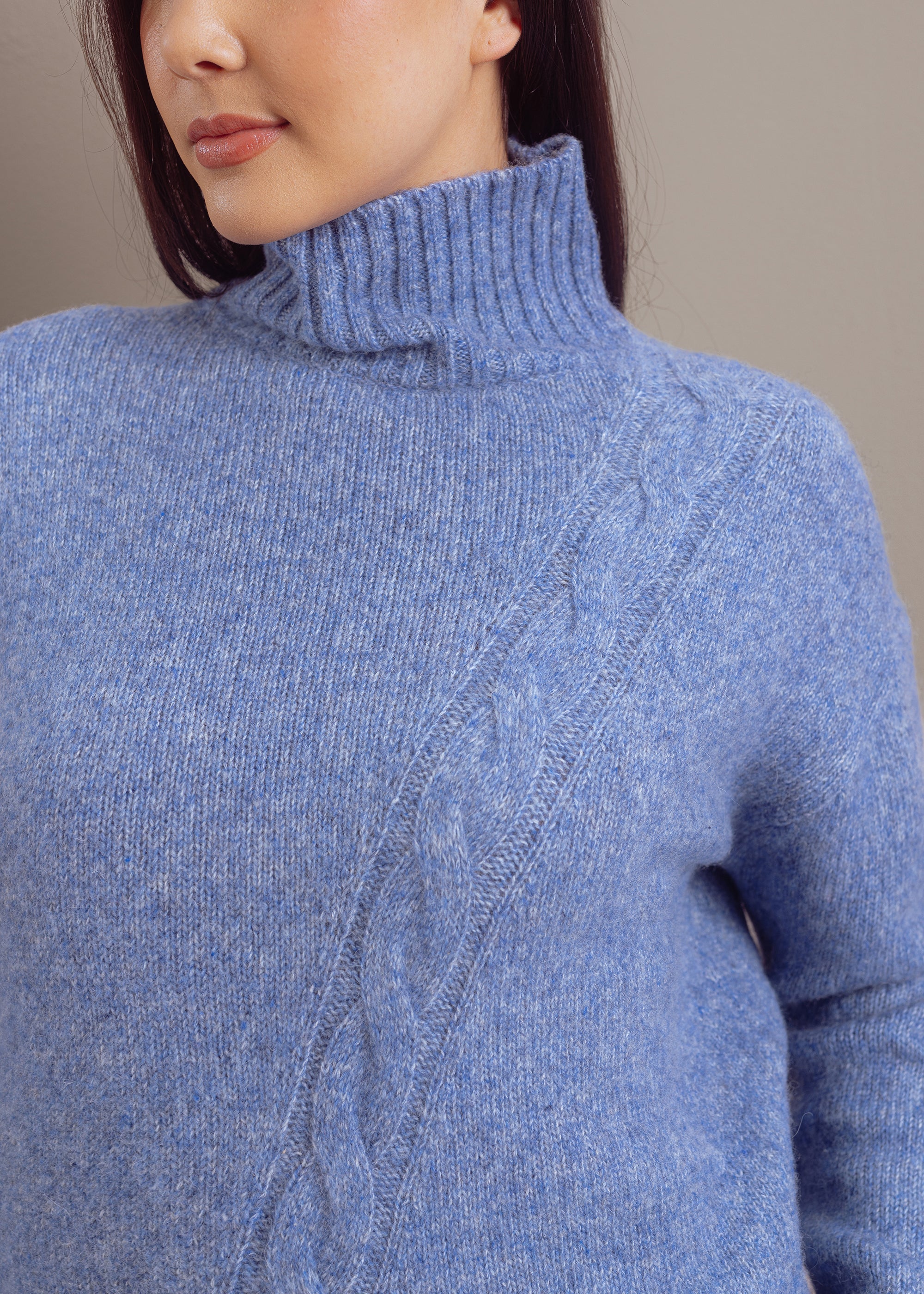 Zopfmuster-Pullover mit Rollkragen aus Wolle-Baumwoll-Mix