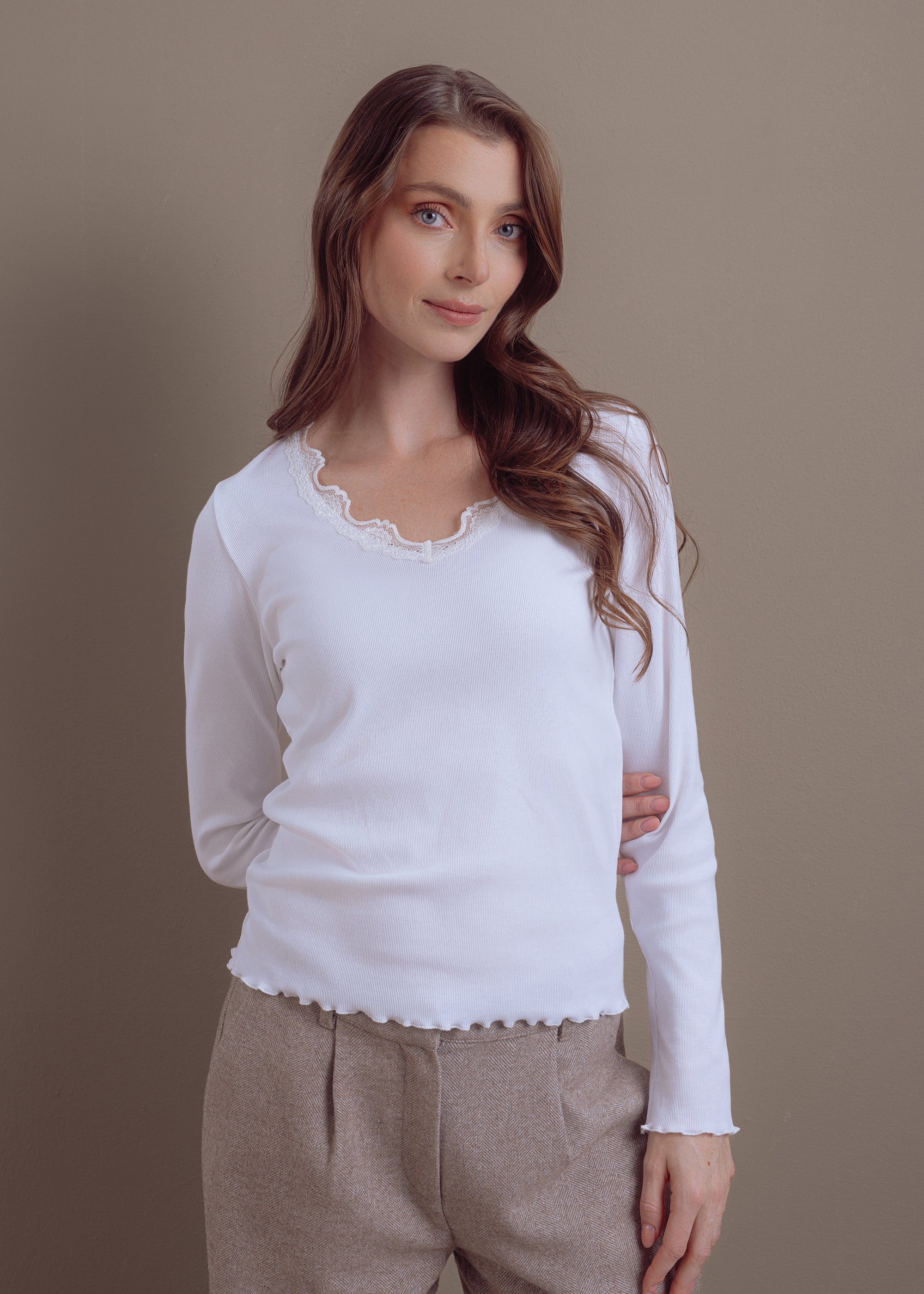 Ripp-Shirt mit Spitze aus veganem Baumwollmix