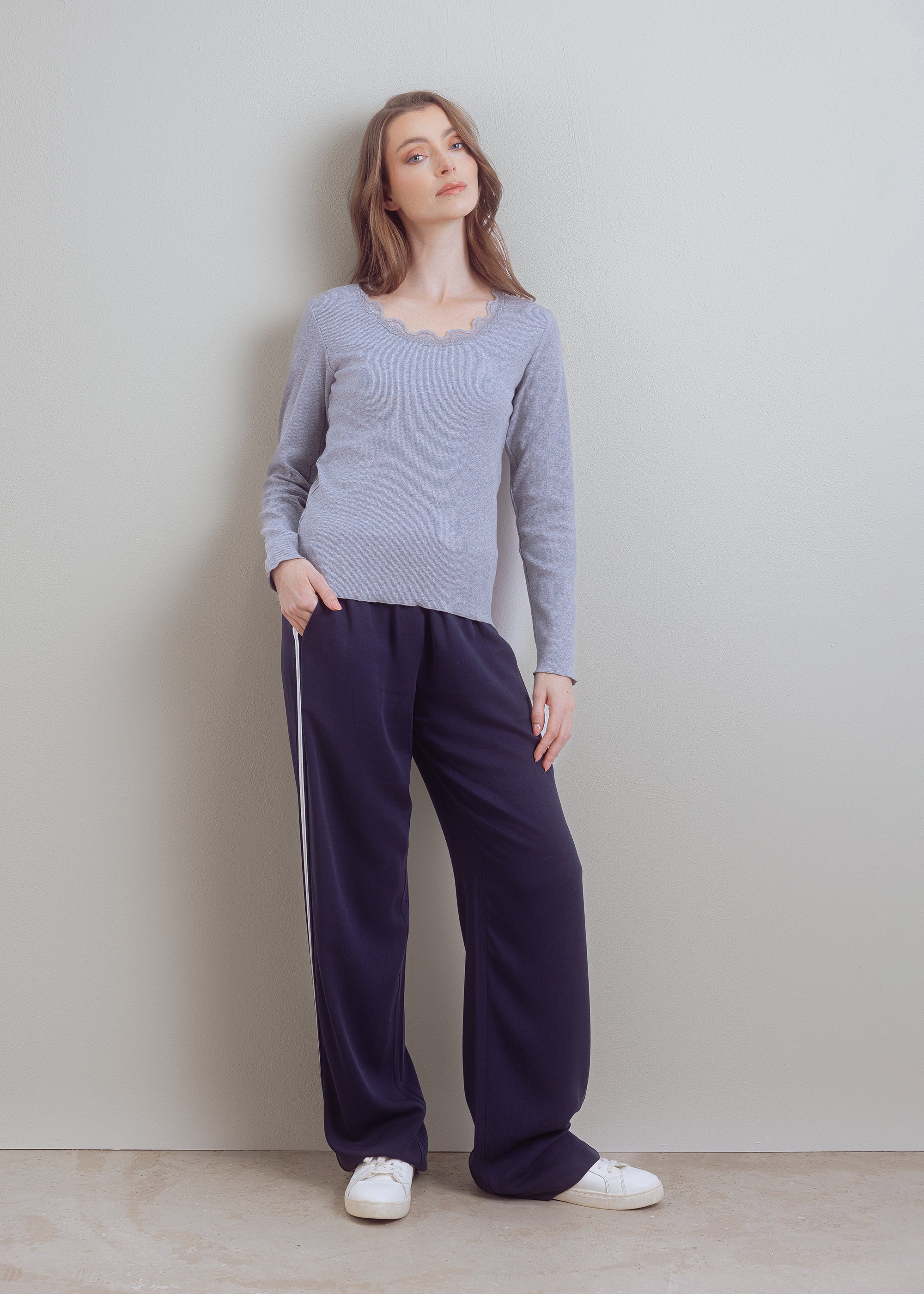 Ripp-Shirt mit Spitze aus veganem Baumwollmix