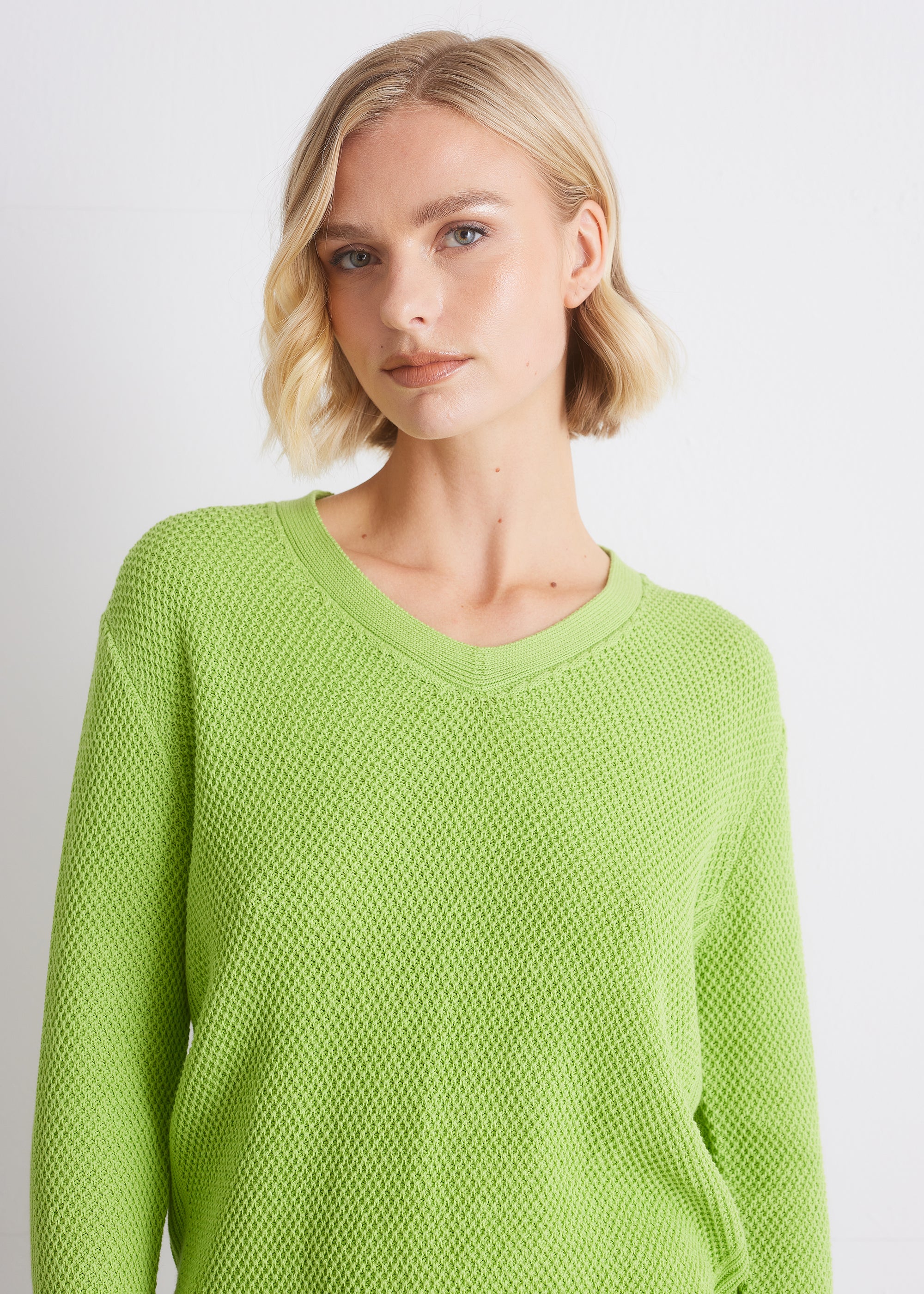 Strukturierter Baumwollpullover mit V-Ausschnitt