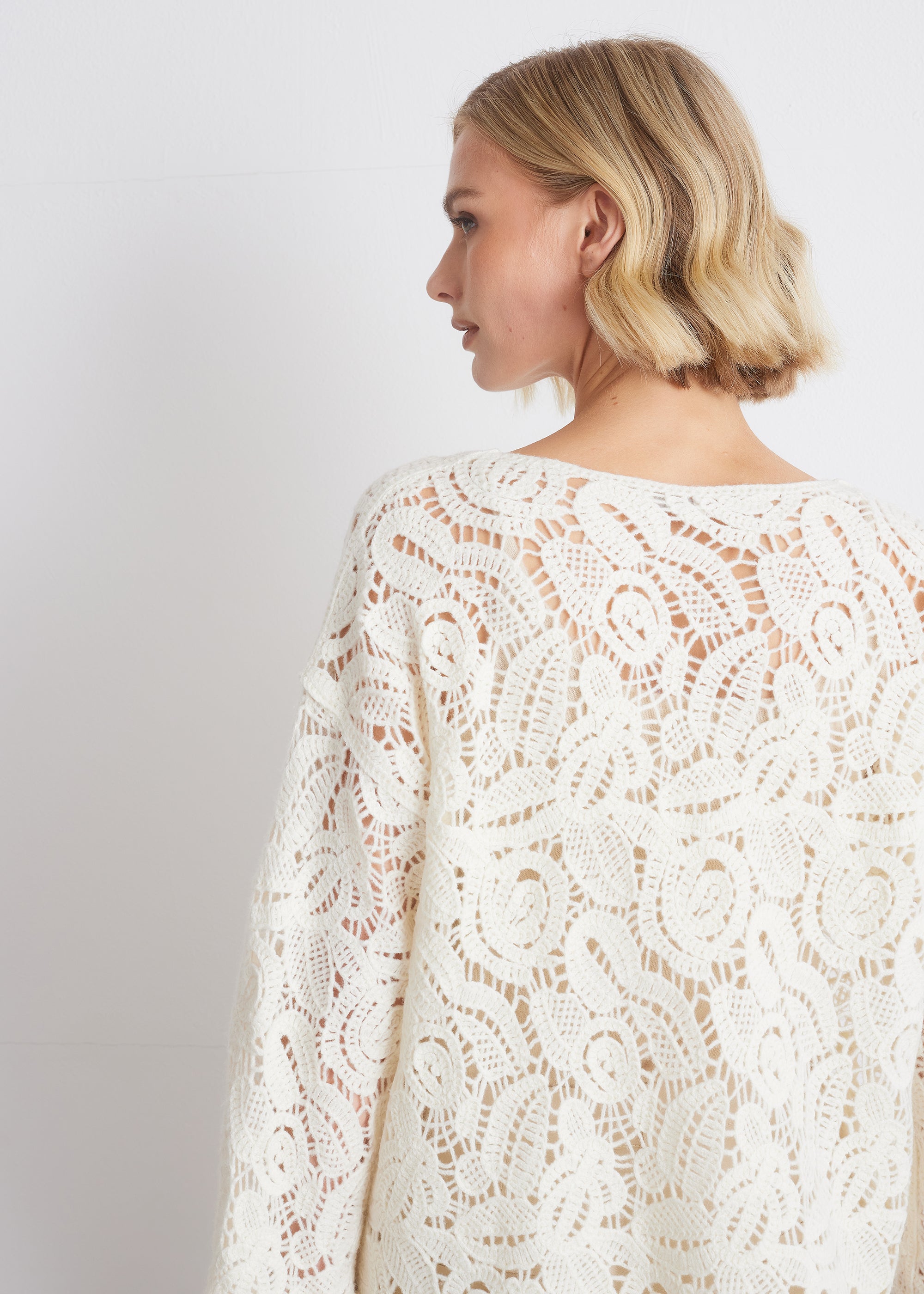 Floraler Lochstrickpullover aus Wolle