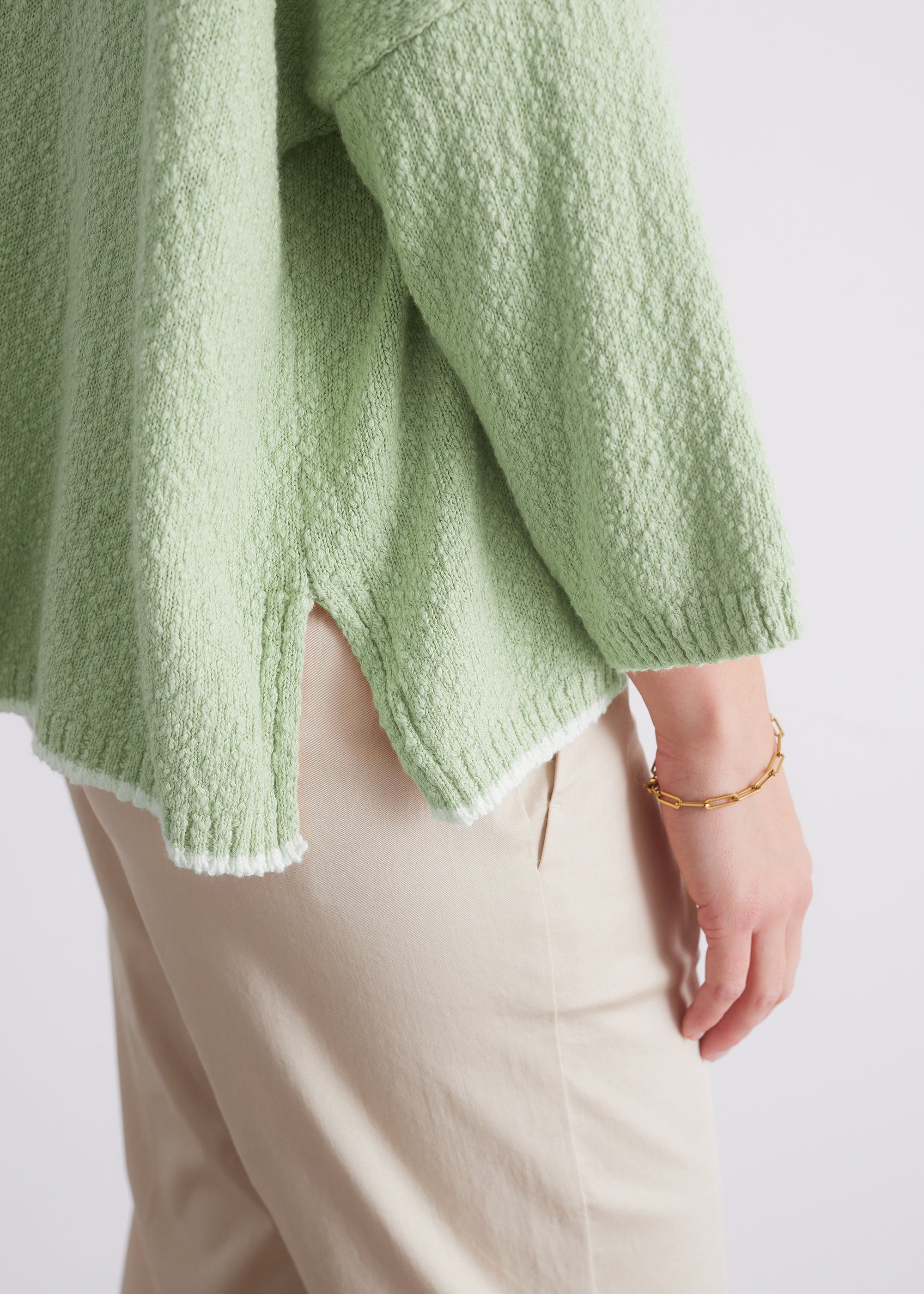 Baumwollpullover mit weitem Rundhalsausschnitt