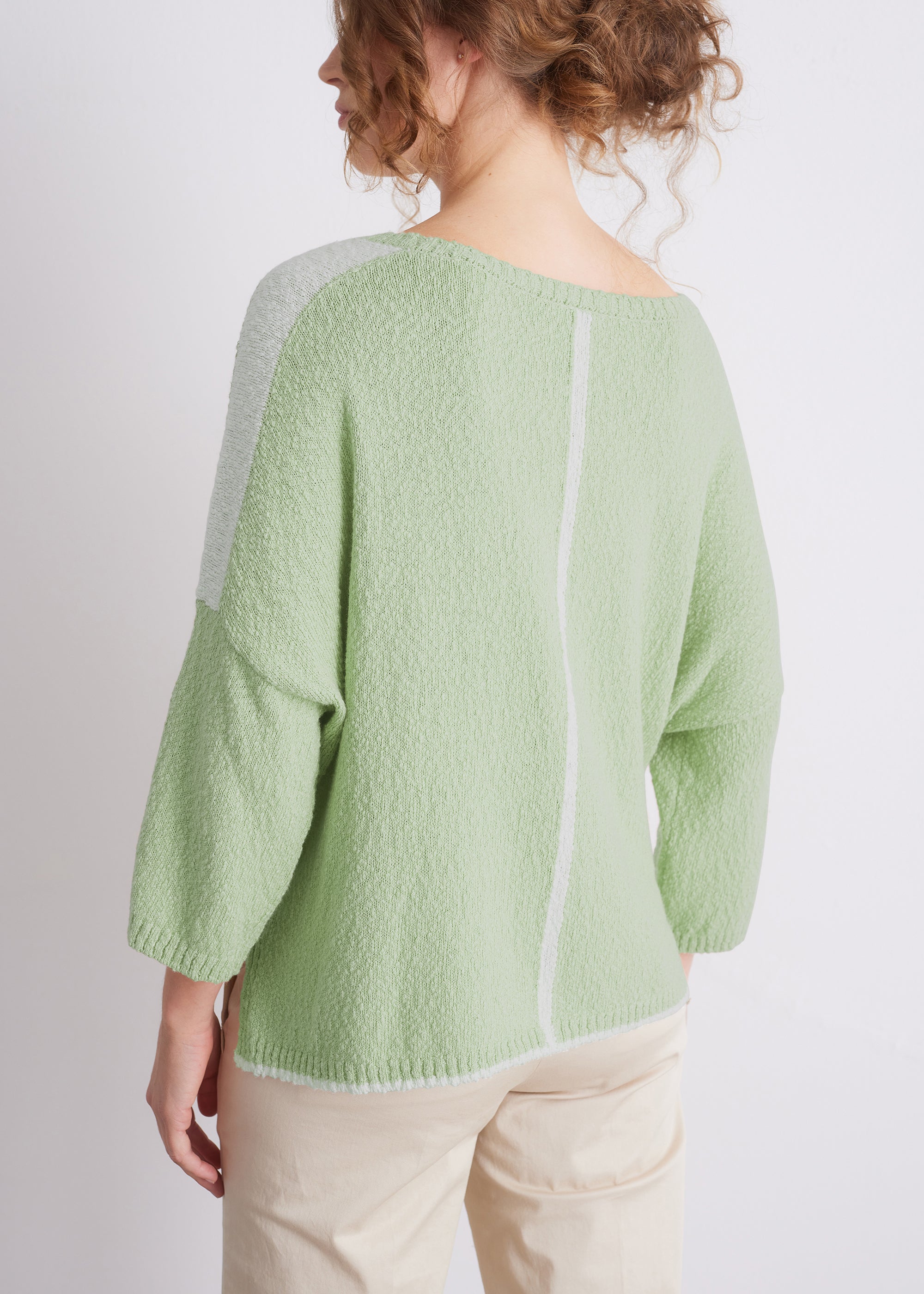 Baumwollpullover mit weitem Rundhalsausschnitt