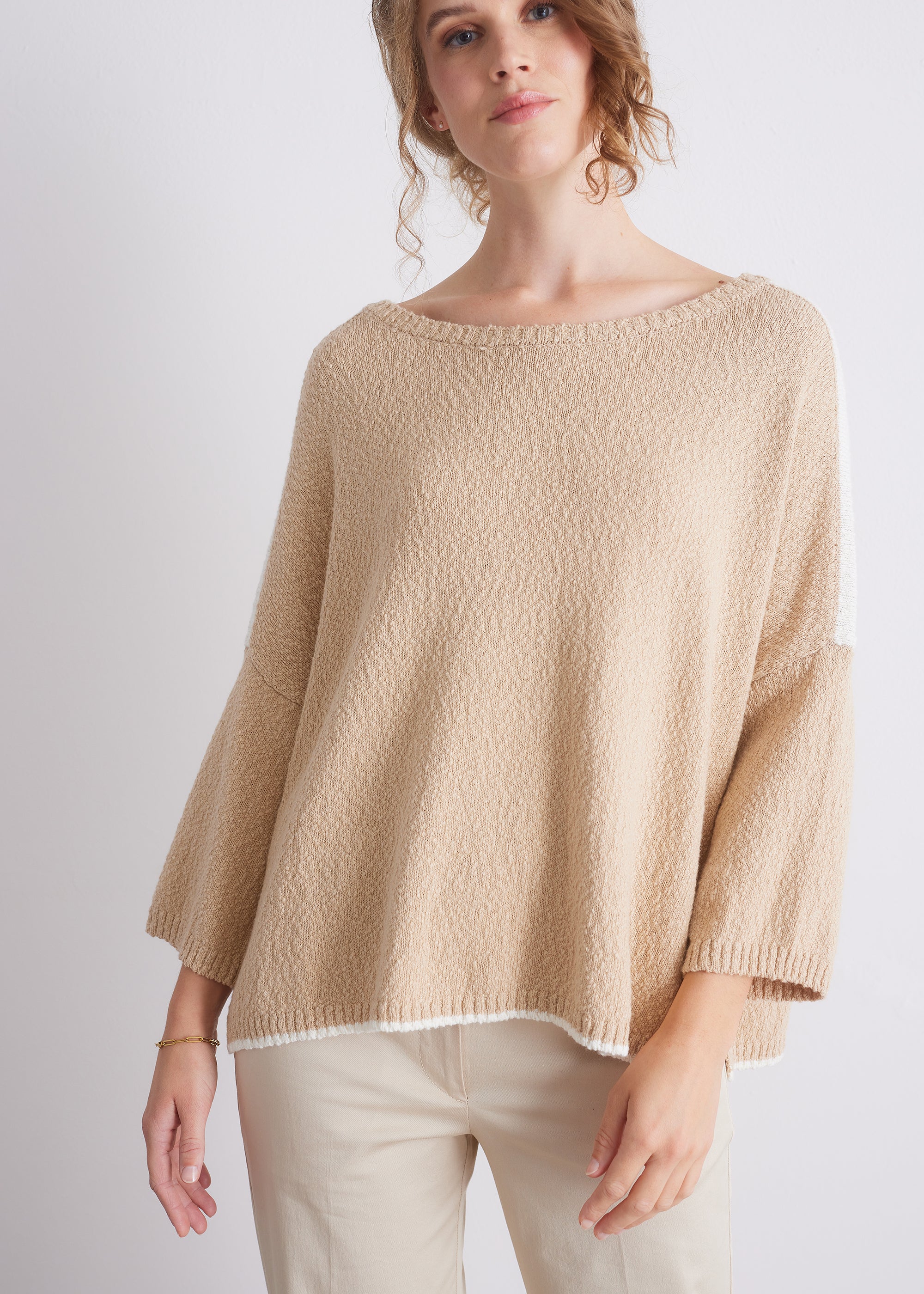 Baumwollpullover mit weitem Rundhalsausschnitt