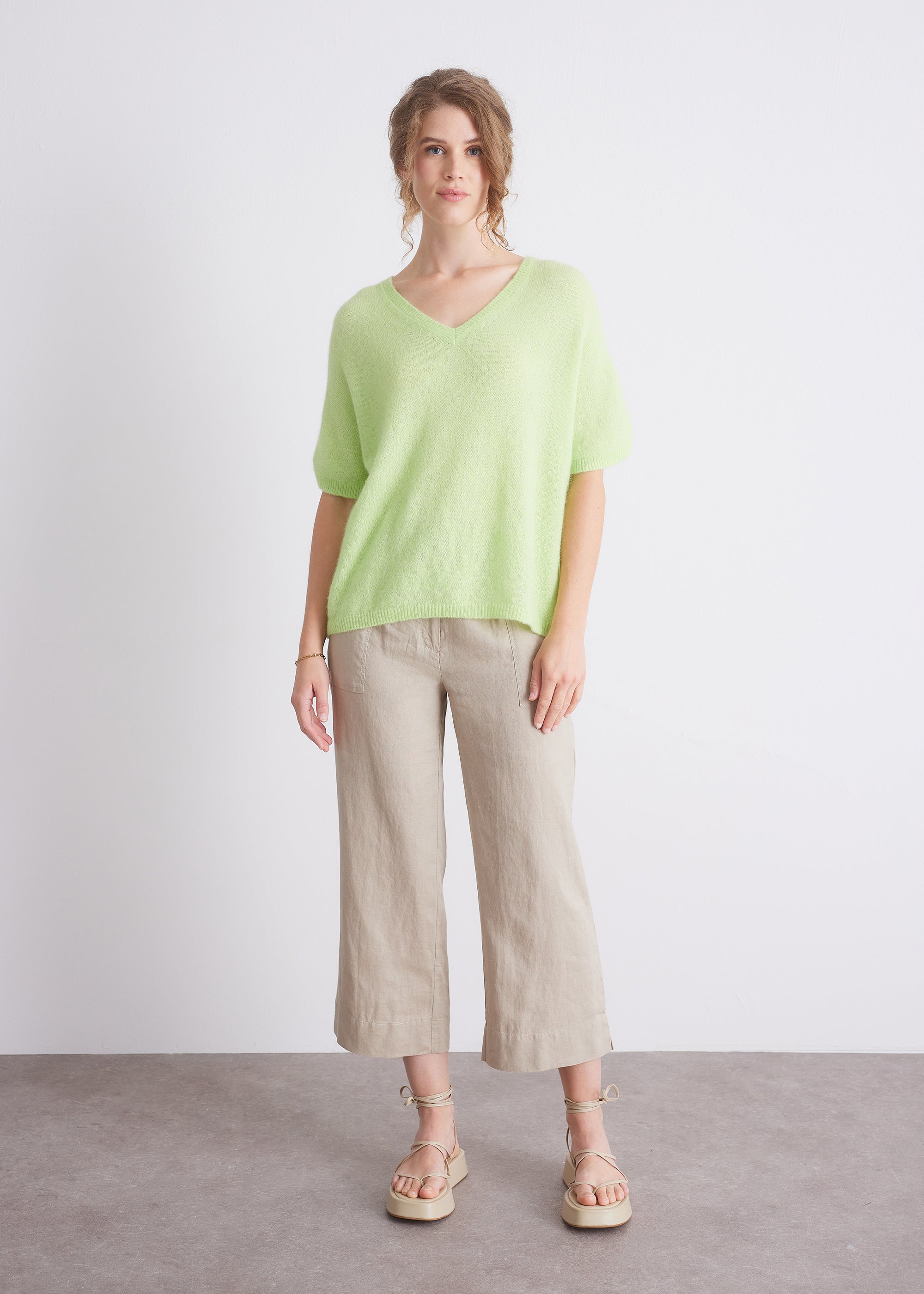 Kurzarm-Strickpullover aus Alpakamix mit V-Ausschnitt