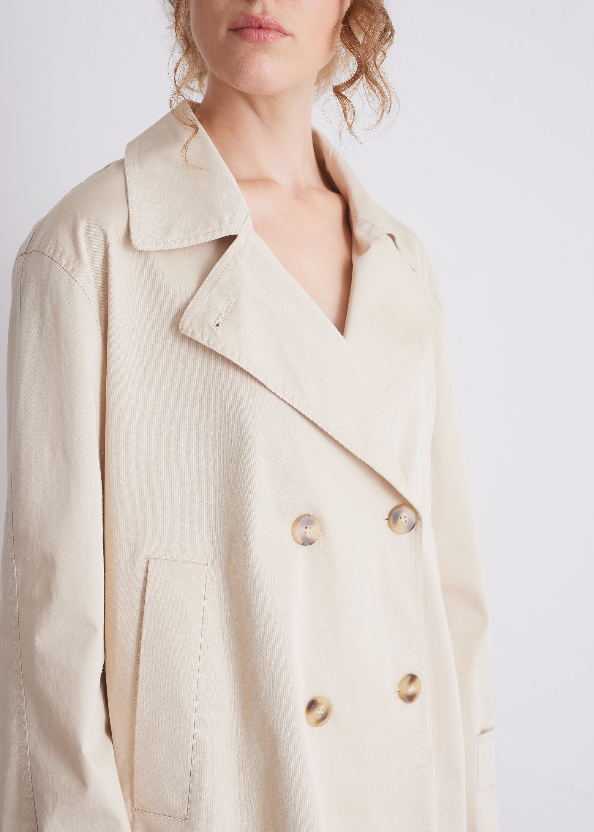Kurztrench mit Reverskragen und Doppelknopfleiste