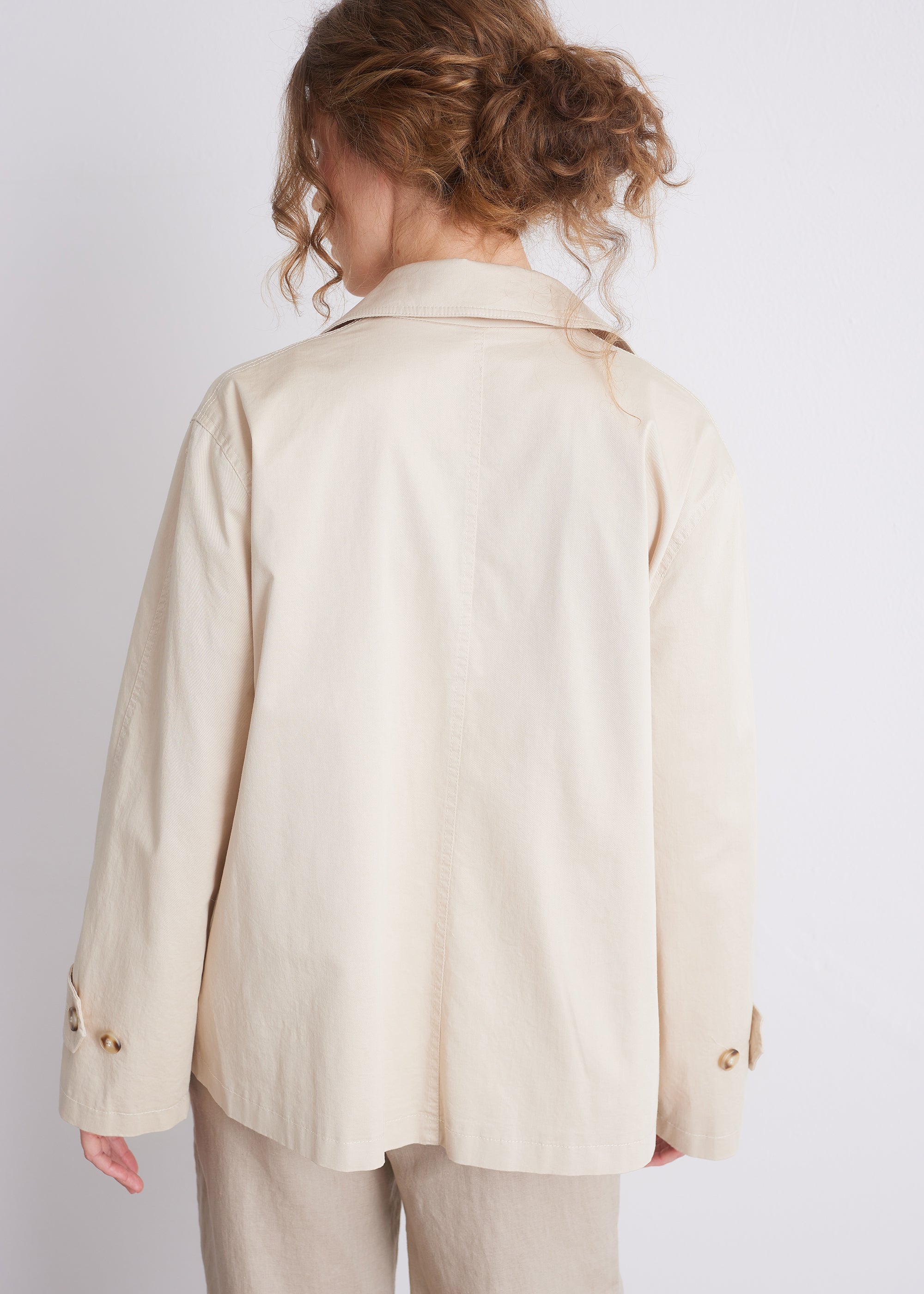 Kurztrench mit Reverskragen und Doppelknopfleiste