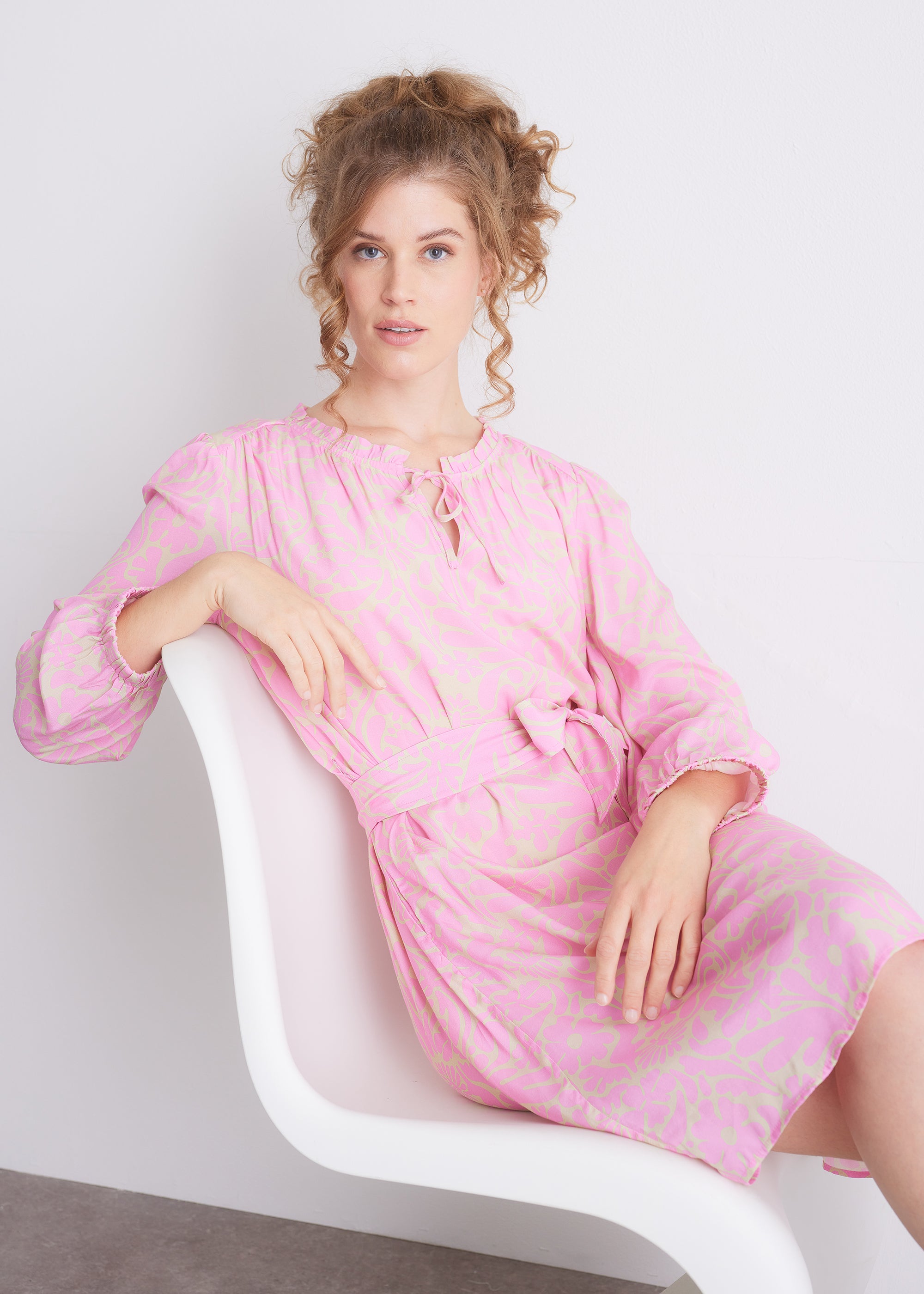 Kleid mit Bindegürtel und Rundausschnitt