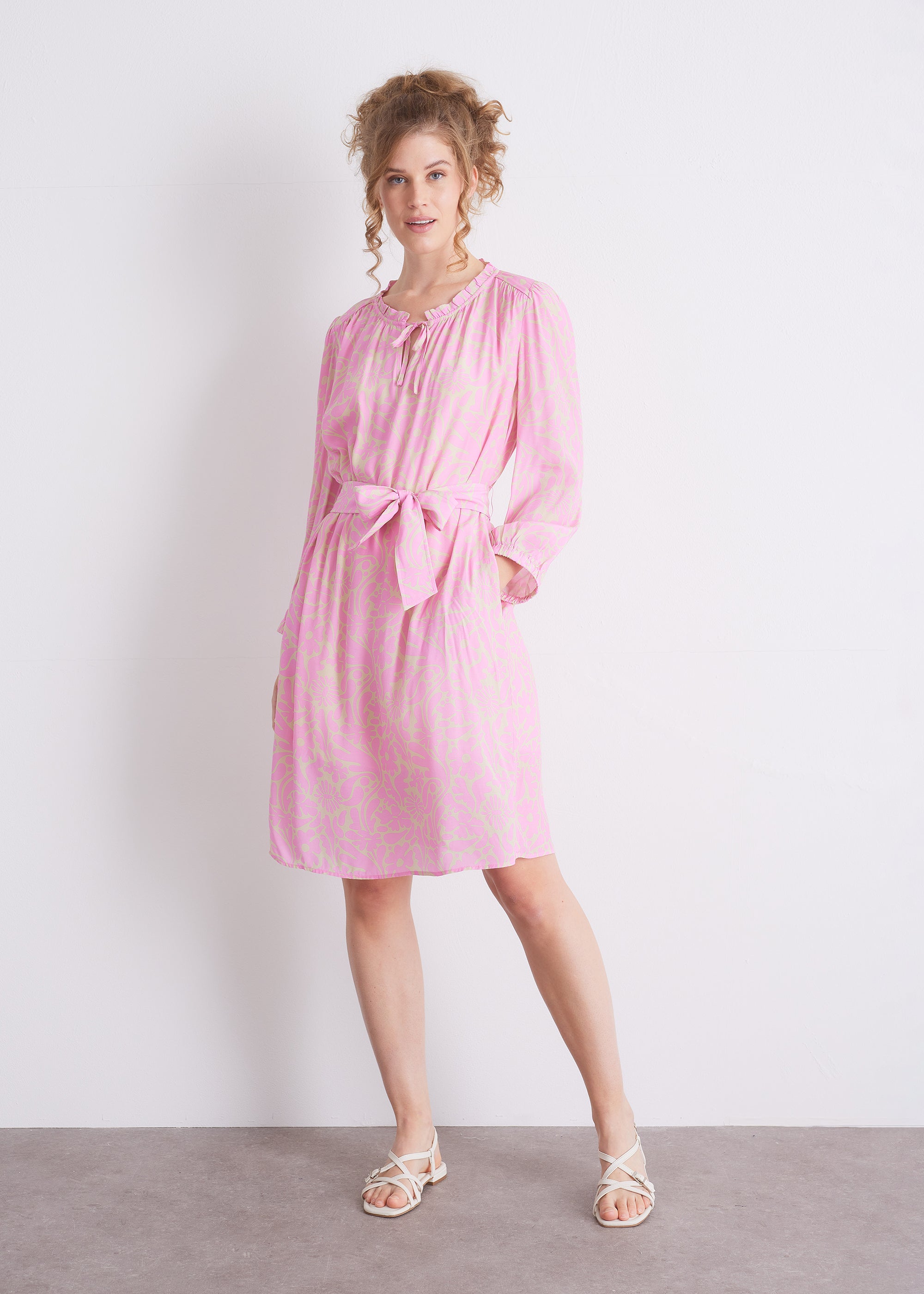 Kleid mit Bindegürtel und Rundausschnitt