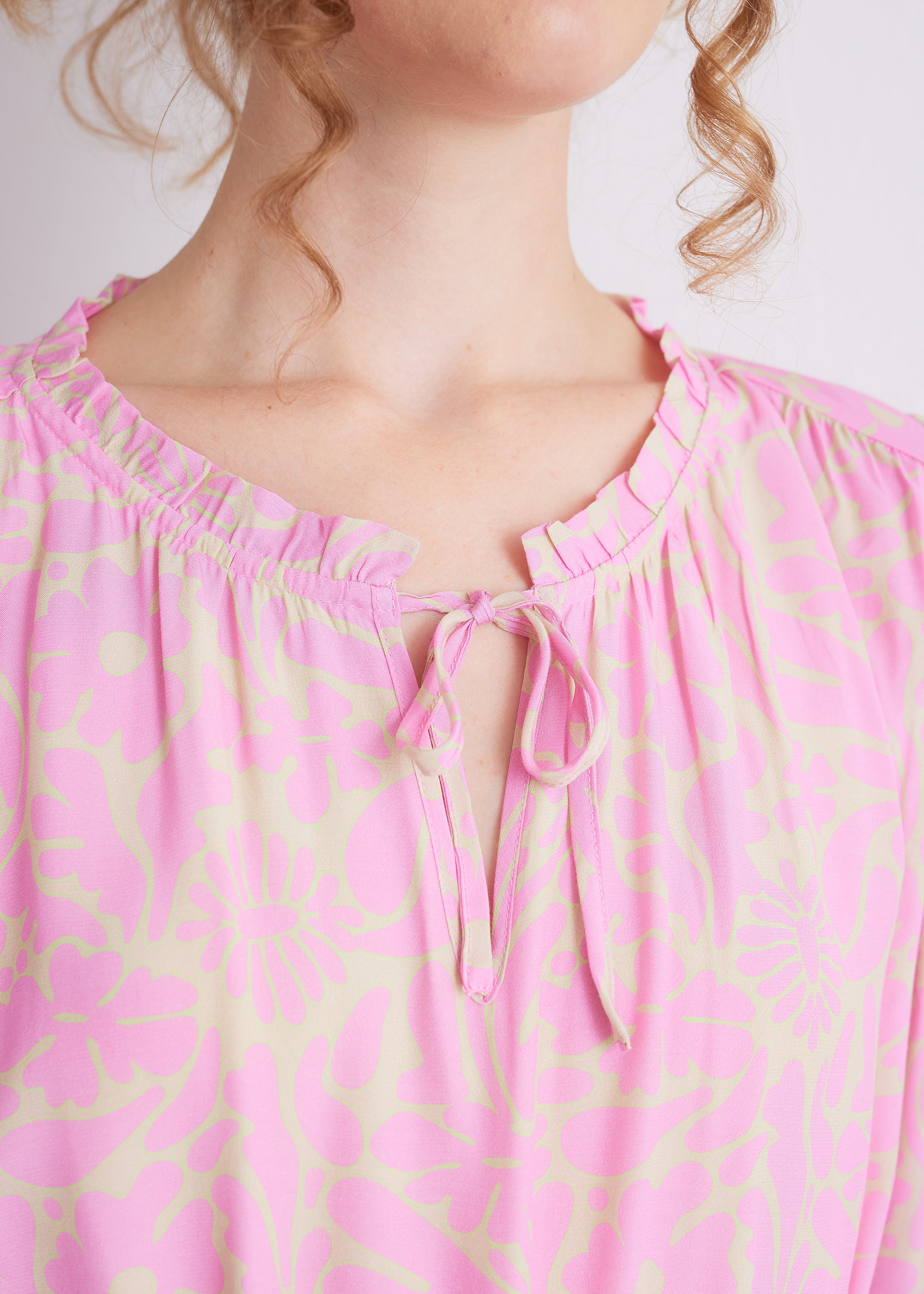 Kleid mit Bindegürtel und Rundausschnitt