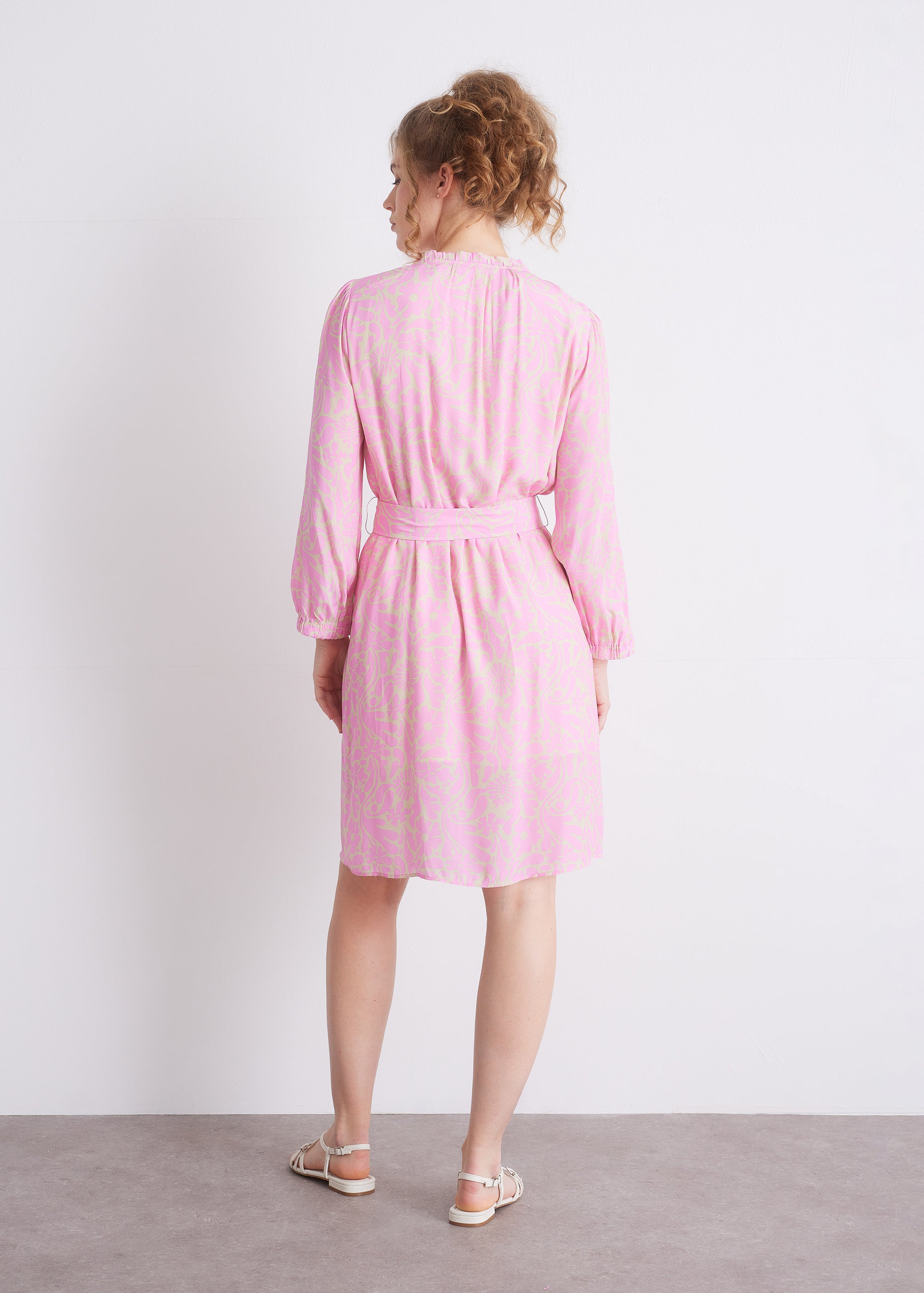 Kleid mit Bindegürtel und Rundausschnitt