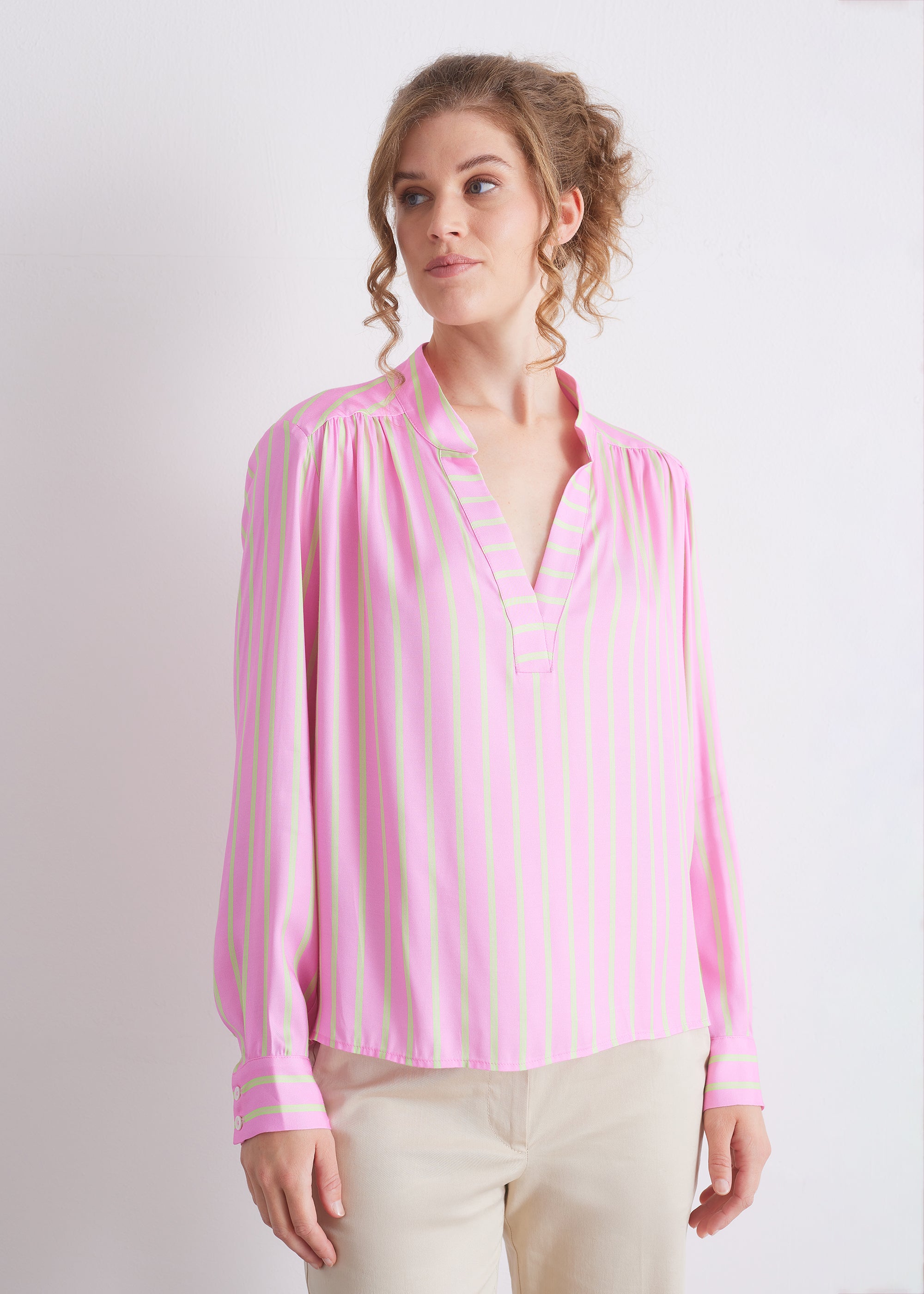 Bluse mit Streifenmuster und V-Ausschnitt