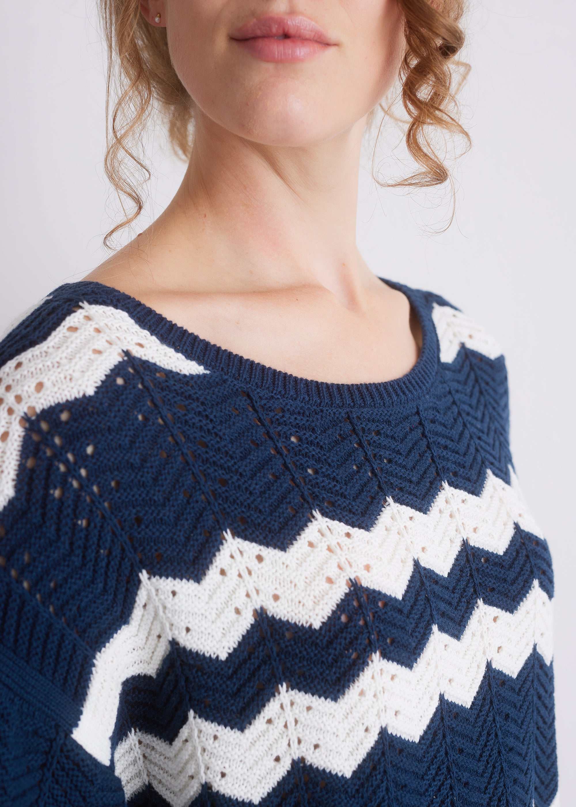 Strickpullover mit Zickzackstruktur und Rundhalsausschnitt