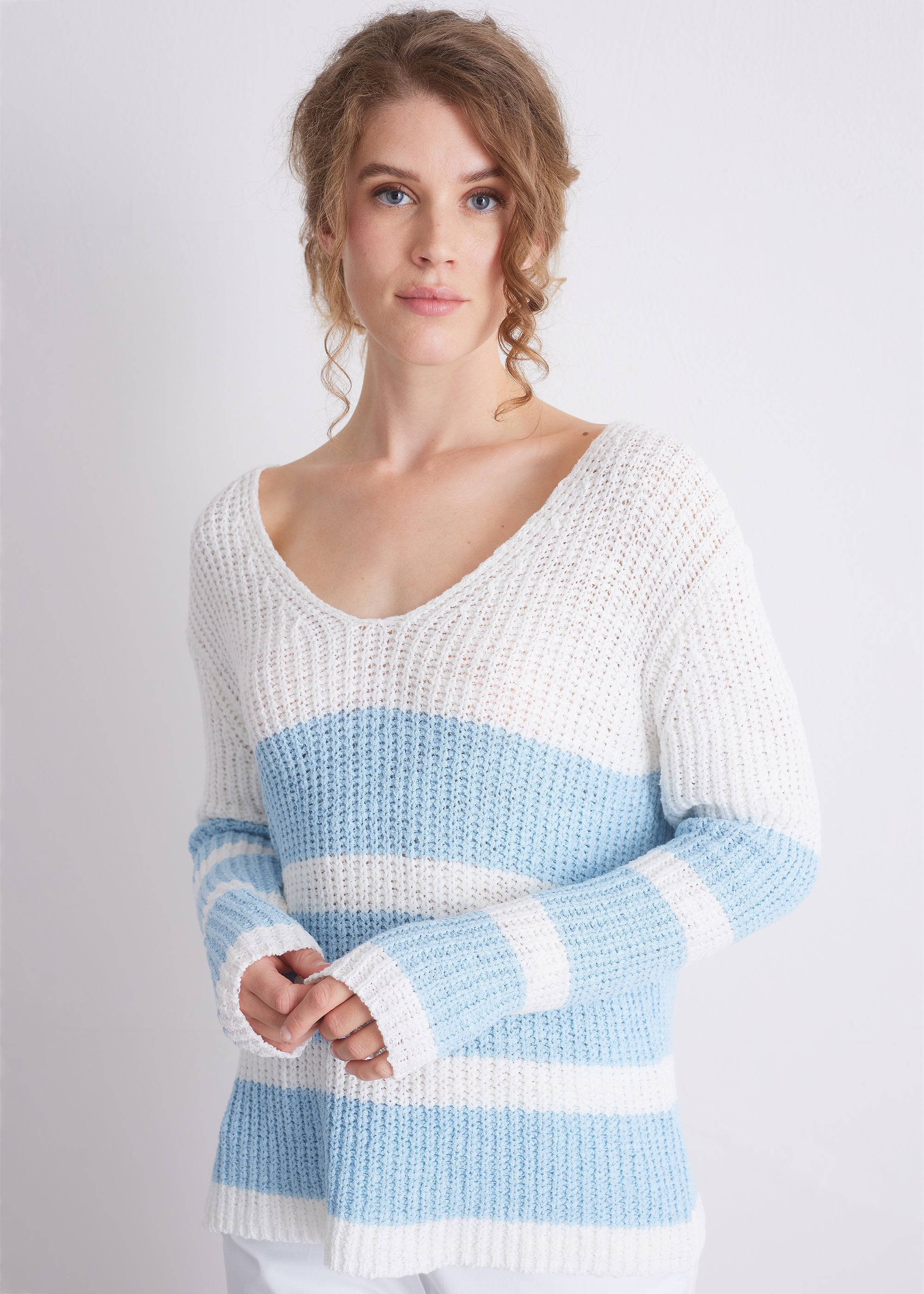 Strickpullover mit Blockstreifen und weitem V-Ausschnitt