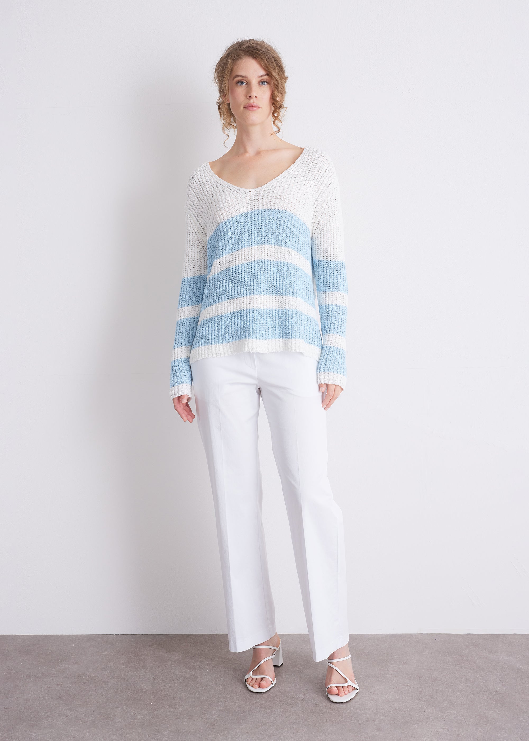Strickpullover mit Blockstreifen und weitem V-Ausschnitt