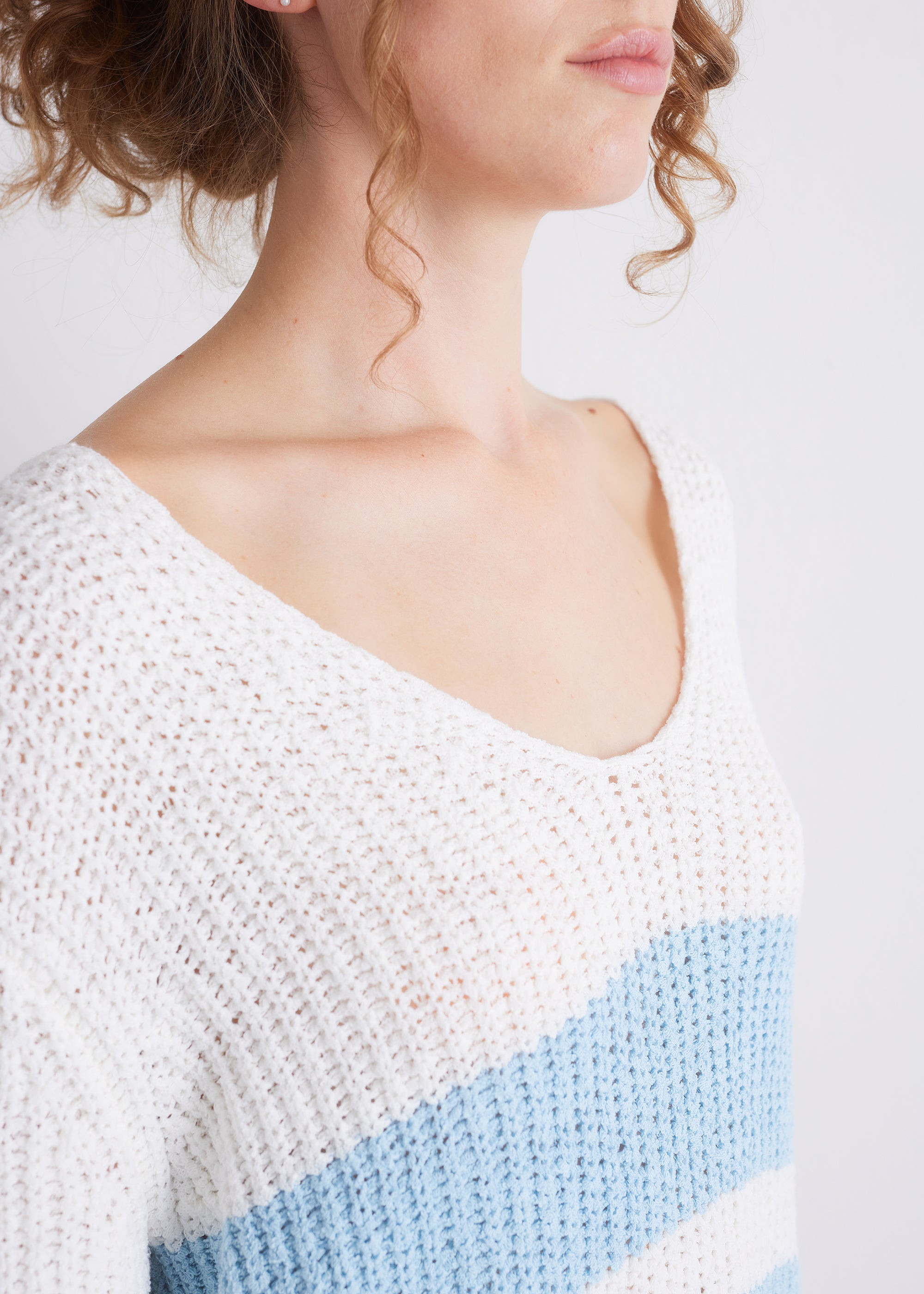 Strickpullover mit Blockstreifen und weitem V-Ausschnitt