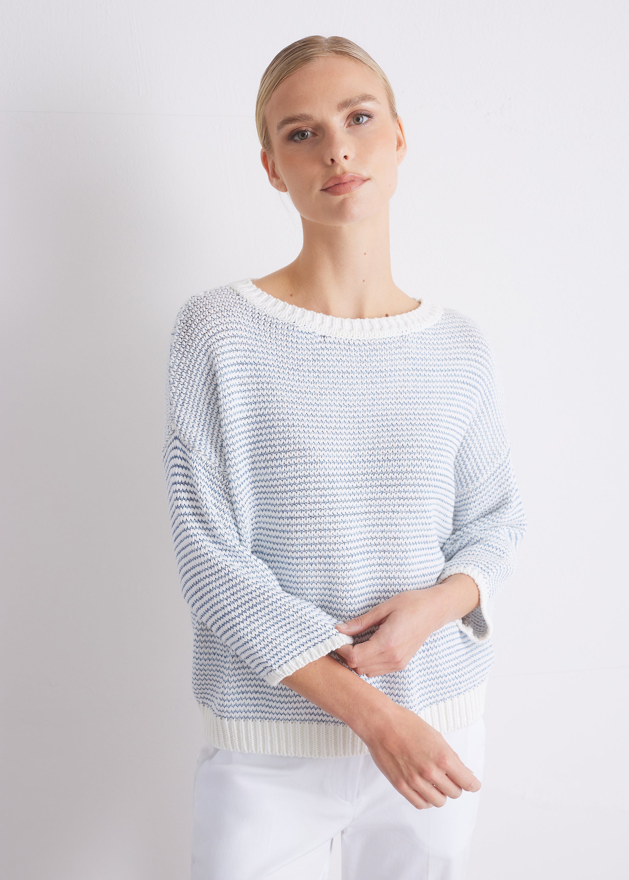 Gestreifter Strickpullover mit Rundhalsausschnitt