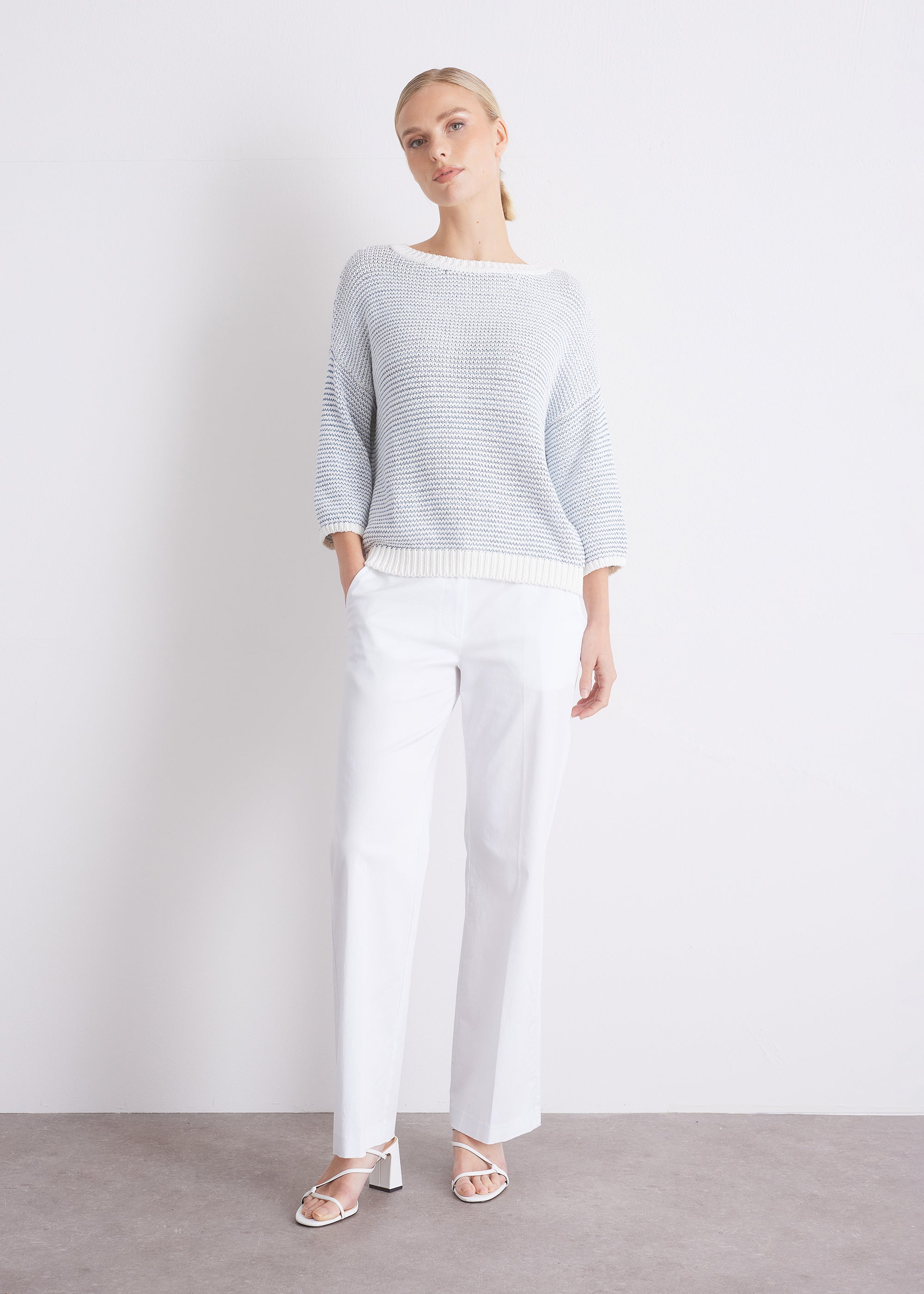 Gestreifter Strickpullover mit Rundhalsausschnitt