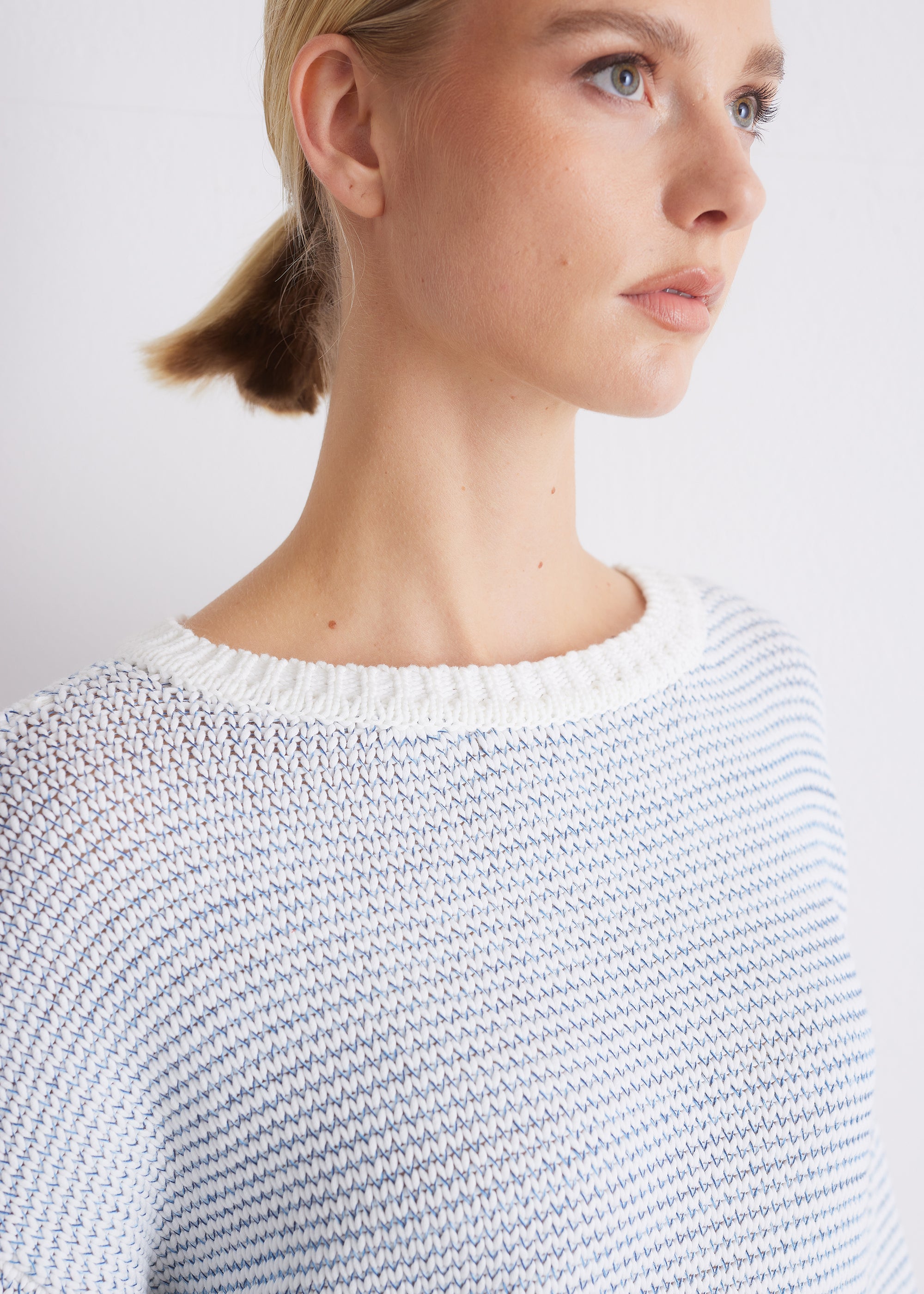 Gestreifter Strickpullover mit Rundhalsausschnitt