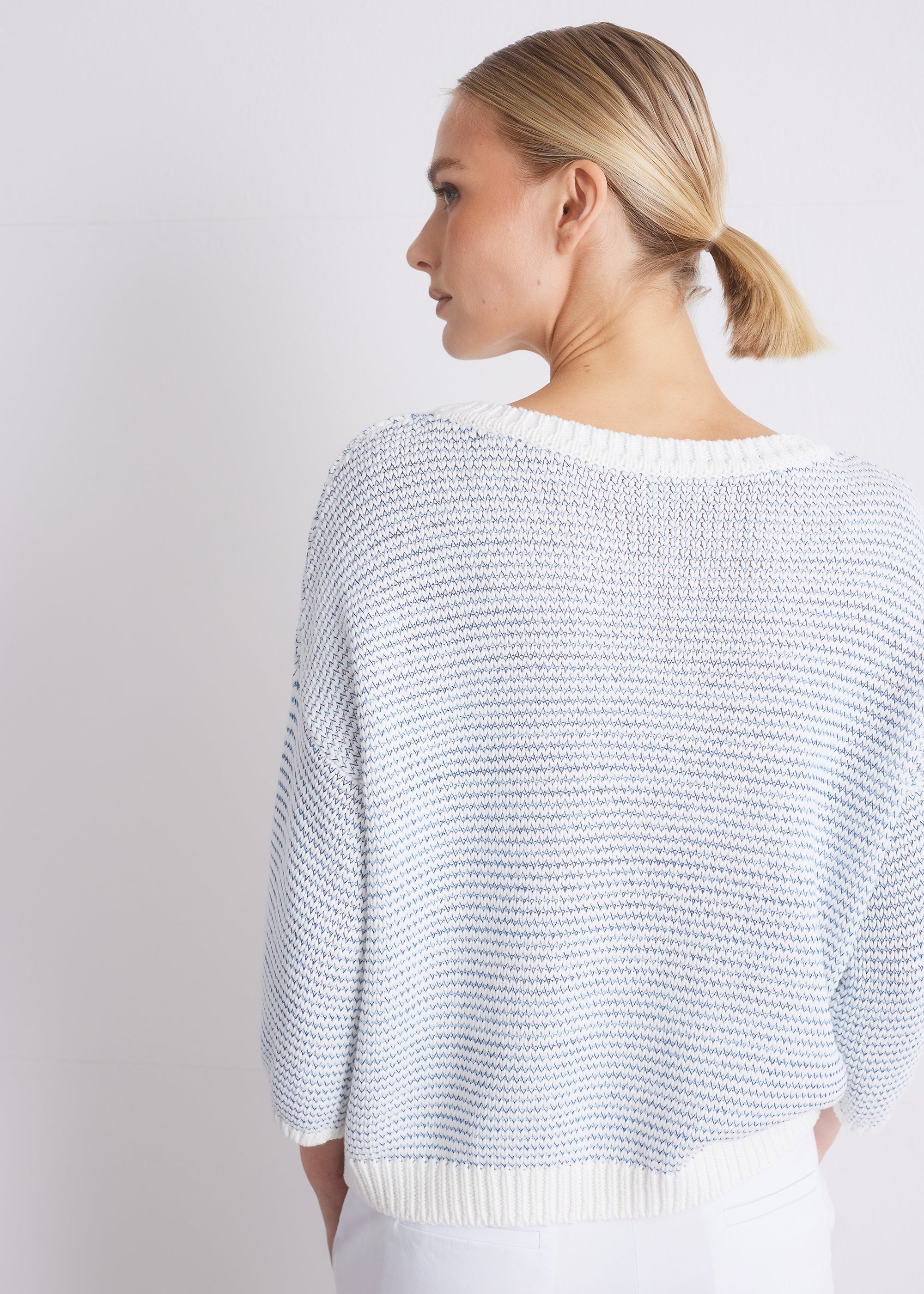Gestreifter Strickpullover mit Rundhalsausschnitt
