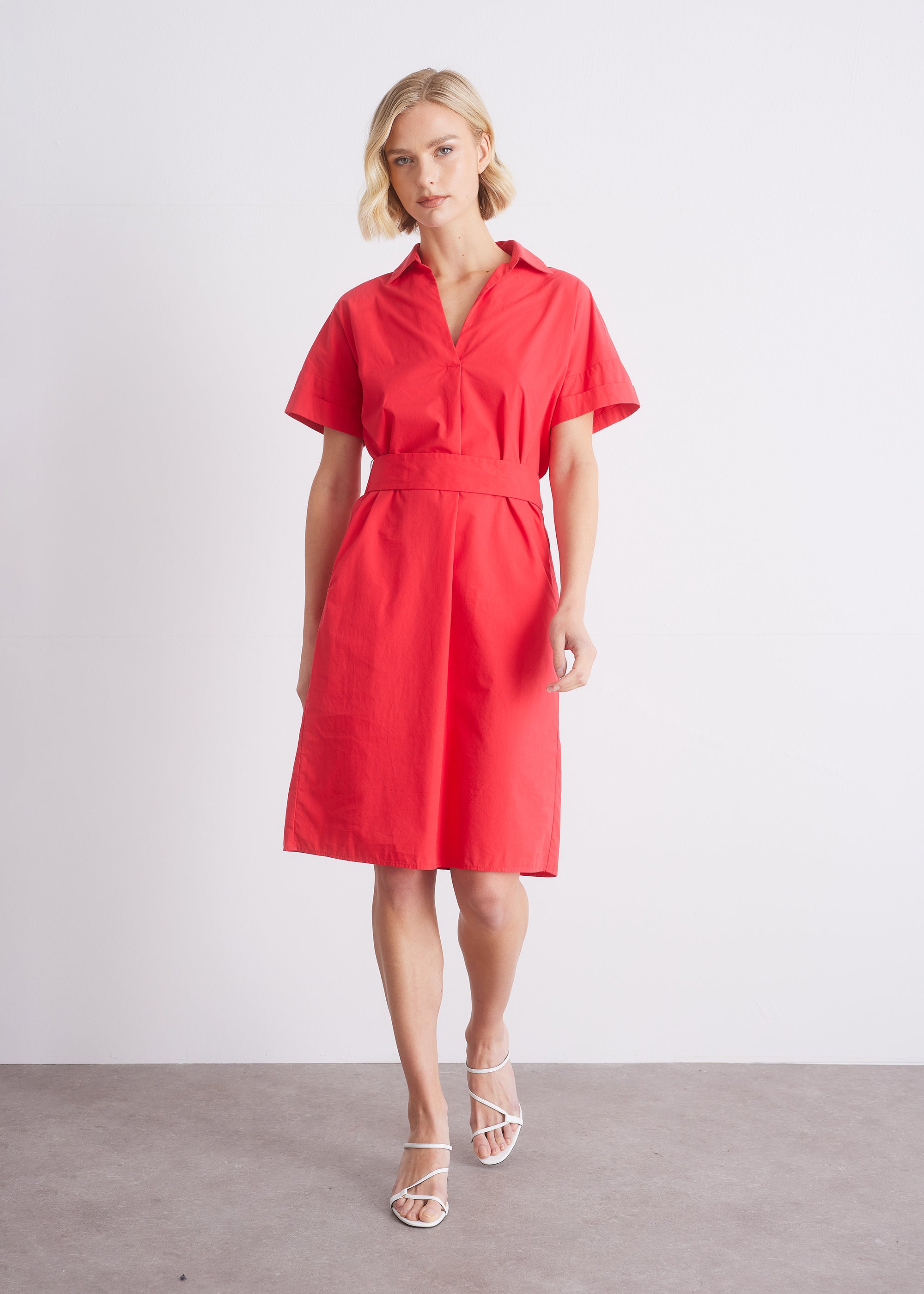 Kurzarmkleid mit Taillenband