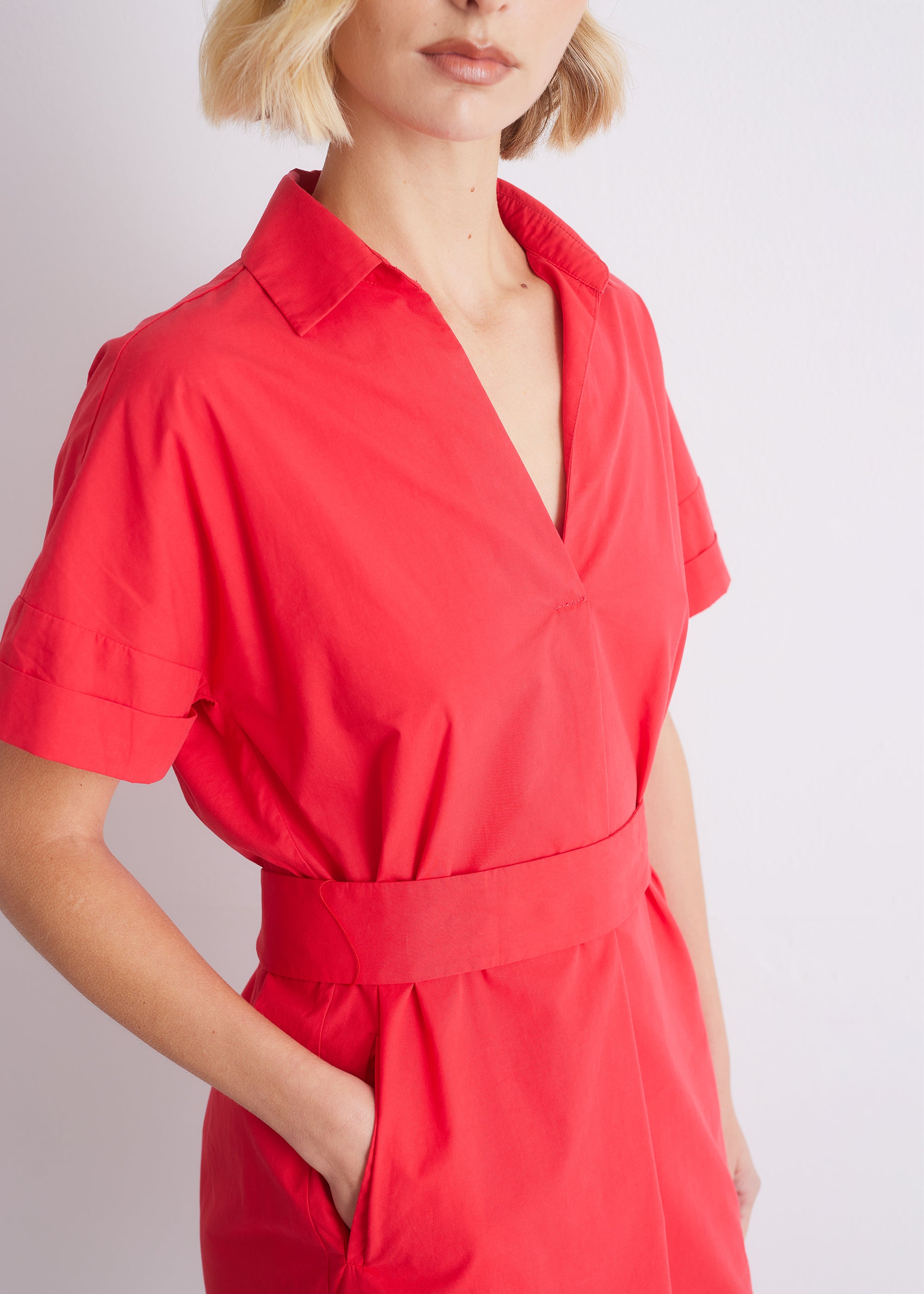 Kurzarmkleid mit Taillenband